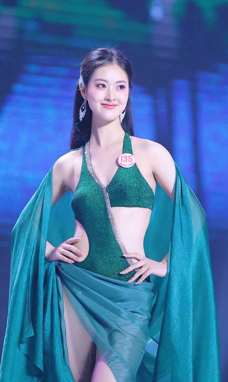 Thí sinh Hoàng Thị Tú Anh cao 1,68 m, nặng 48 kg, số đo ba vòng 75-58-92 cm.