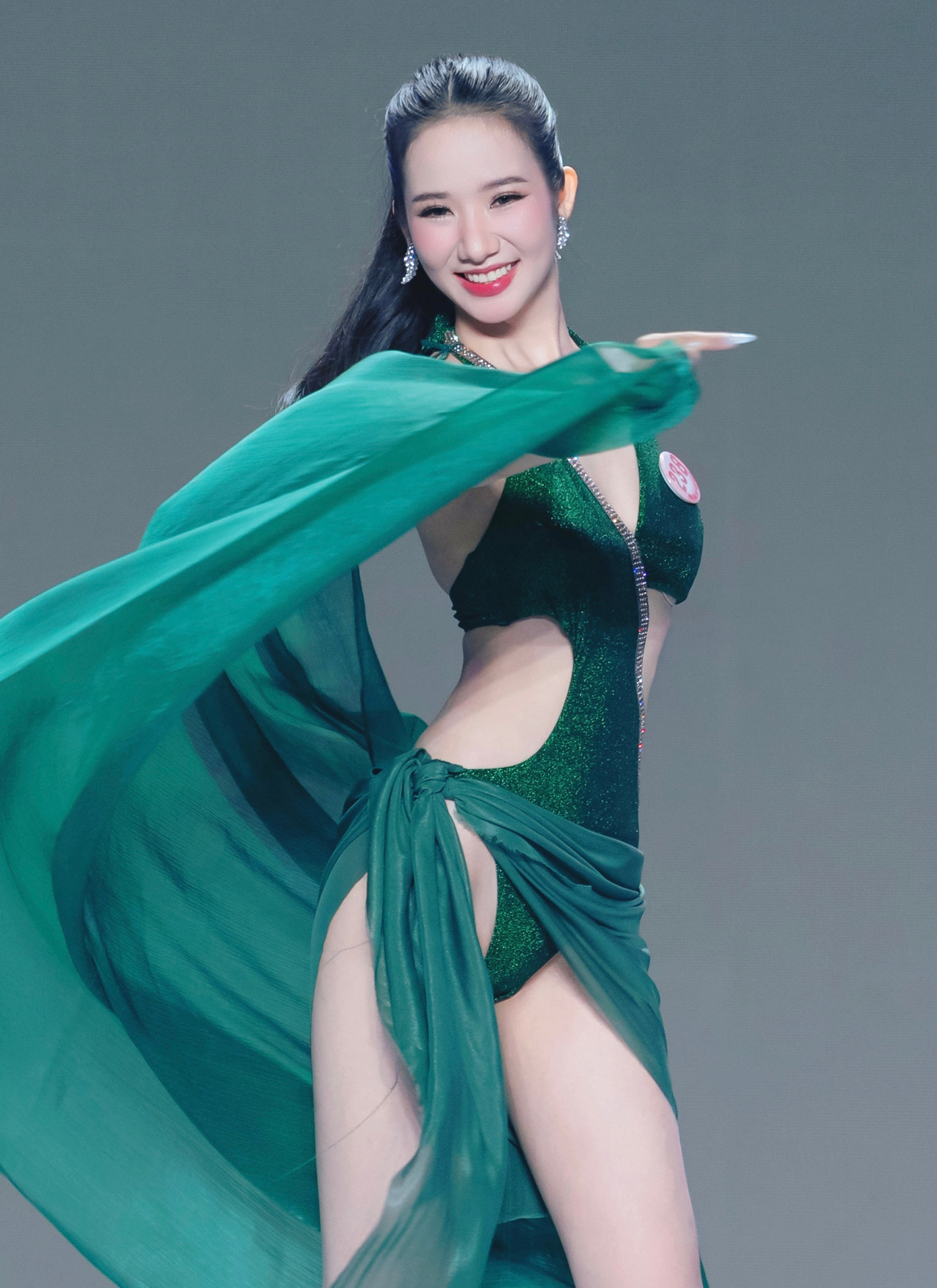 Thí sinh Nguyễn Phương Nhi cao 1,71 m, nặng 49 kg, số đo ba vòng 75-57-89 cm.