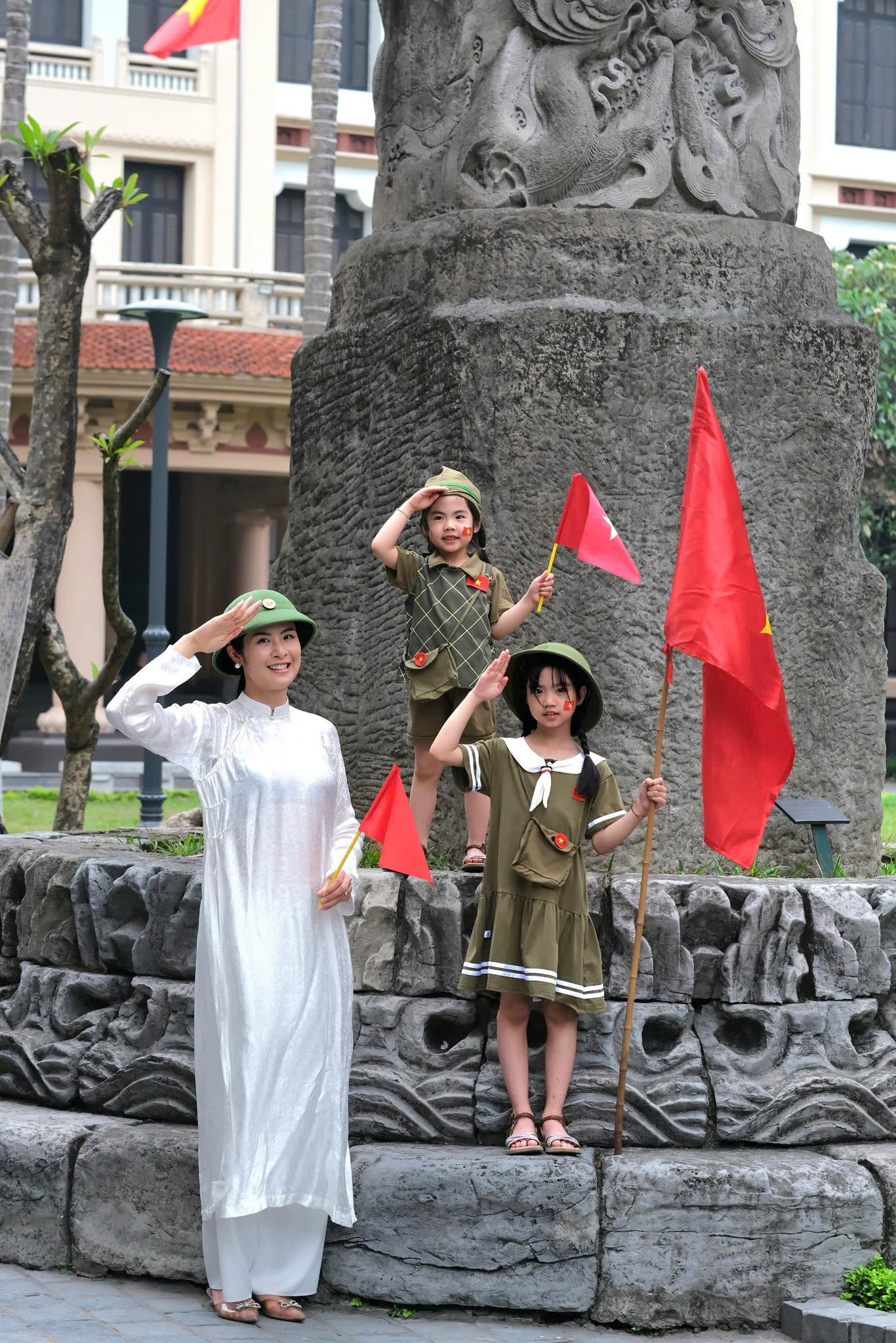 Hoa hậu Ngọc Hân thực hiện bộ ảnh đặc biệt cùng các em nhỏ.