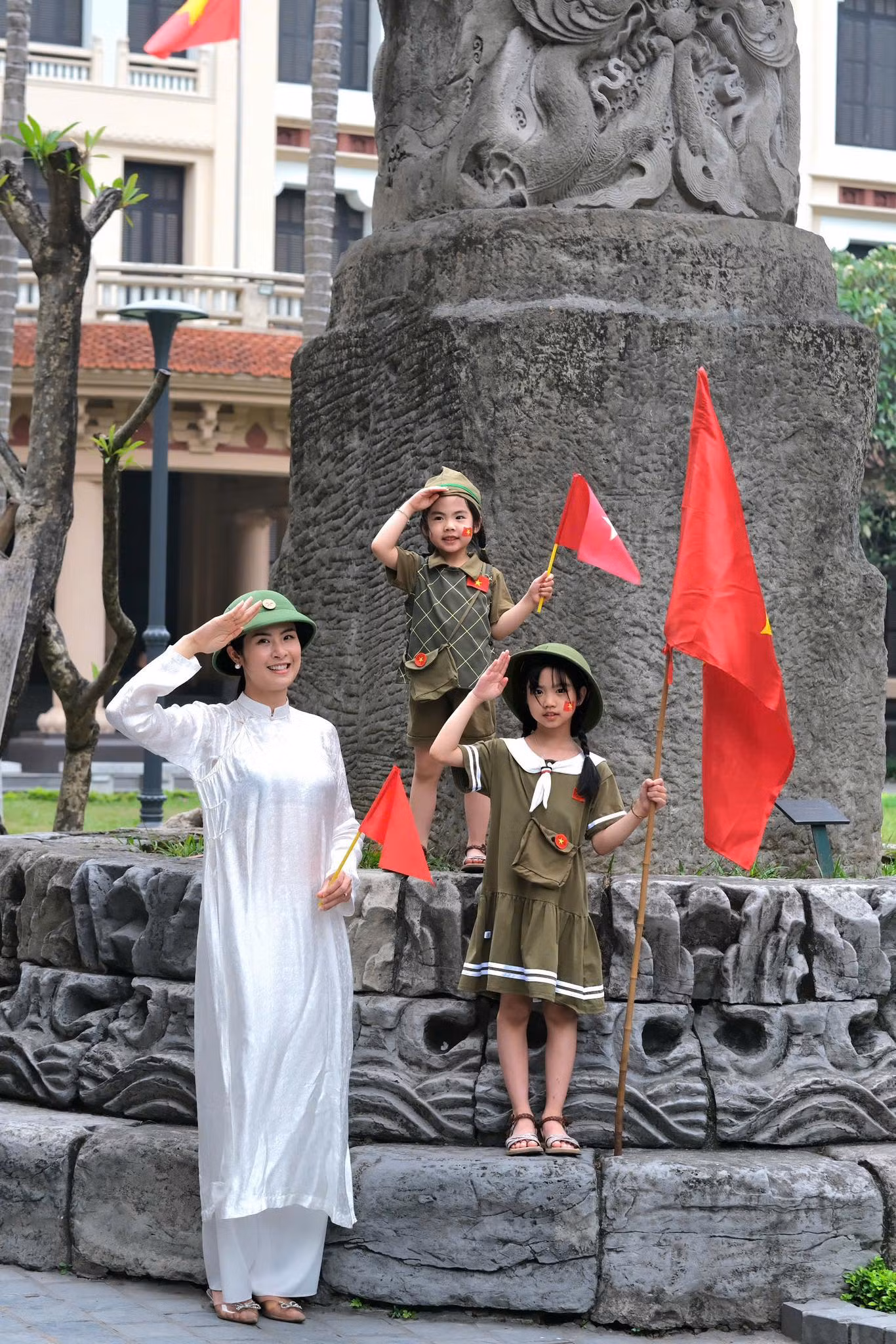 Hoa hậu Ngọc Hân thực hiện bộ ảnh đặc biệt cùng các em nhỏ.