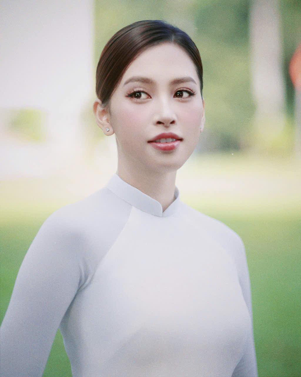 Hoa hậu Tiểu Vy nền nã với áo dài trắng khi chụp ảnh ở Dinh Độc Lập.