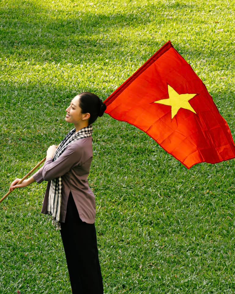 Lấy cảm hứng từ câu nói "Mỗi bộ áo là một câu chuyện, một thời kỳ", bộ ảnh như lời tri ân sâu sắc gửi đến những người phụ nữ Việt Nam - biểu tượng của sự kiên cường, nhẫn nại và lòng yêu nước bất diệt.