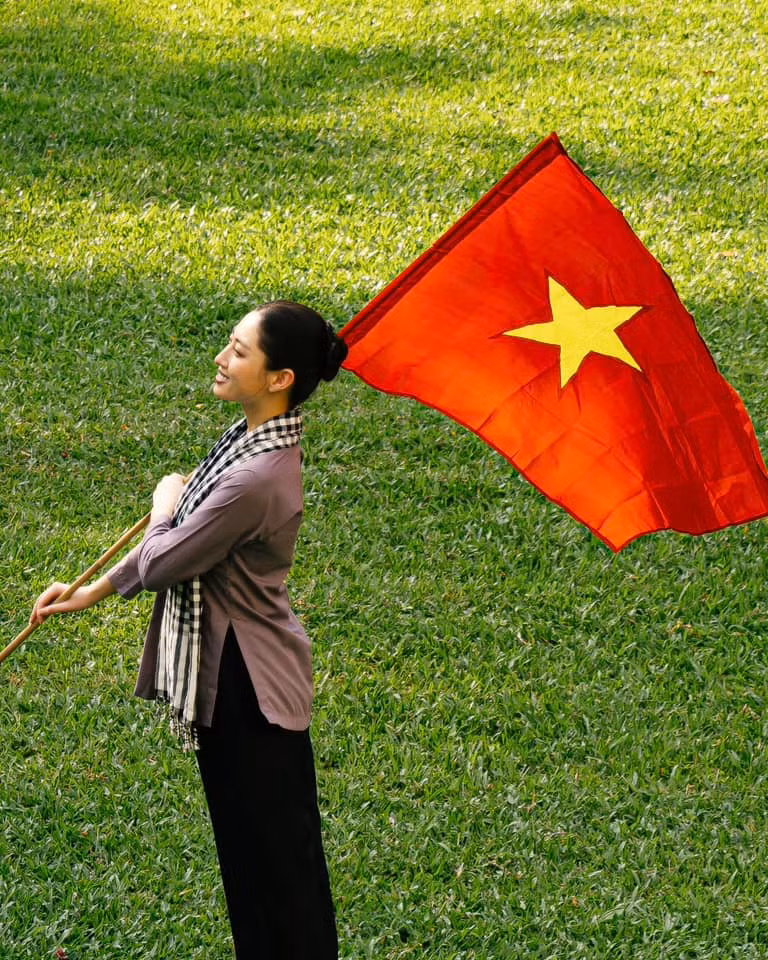 Lấy cảm hứng từ câu nói "Mỗi bộ áo là một câu chuyện, một thời kỳ", bộ ảnh như lời tri ân sâu sắc gửi đến những người phụ nữ Việt Nam - biểu tượng của sự kiên cường, nhẫn nại và lòng yêu nước bất diệt.
