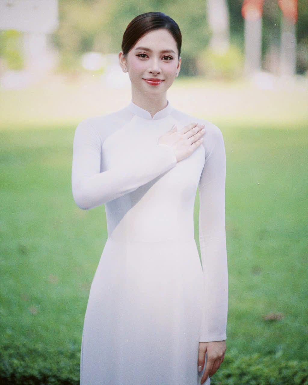 Hoa hậu Tiểu Vy nền nã với áo dài trắng khi chụp ảnh ở Dinh Độc Lập.