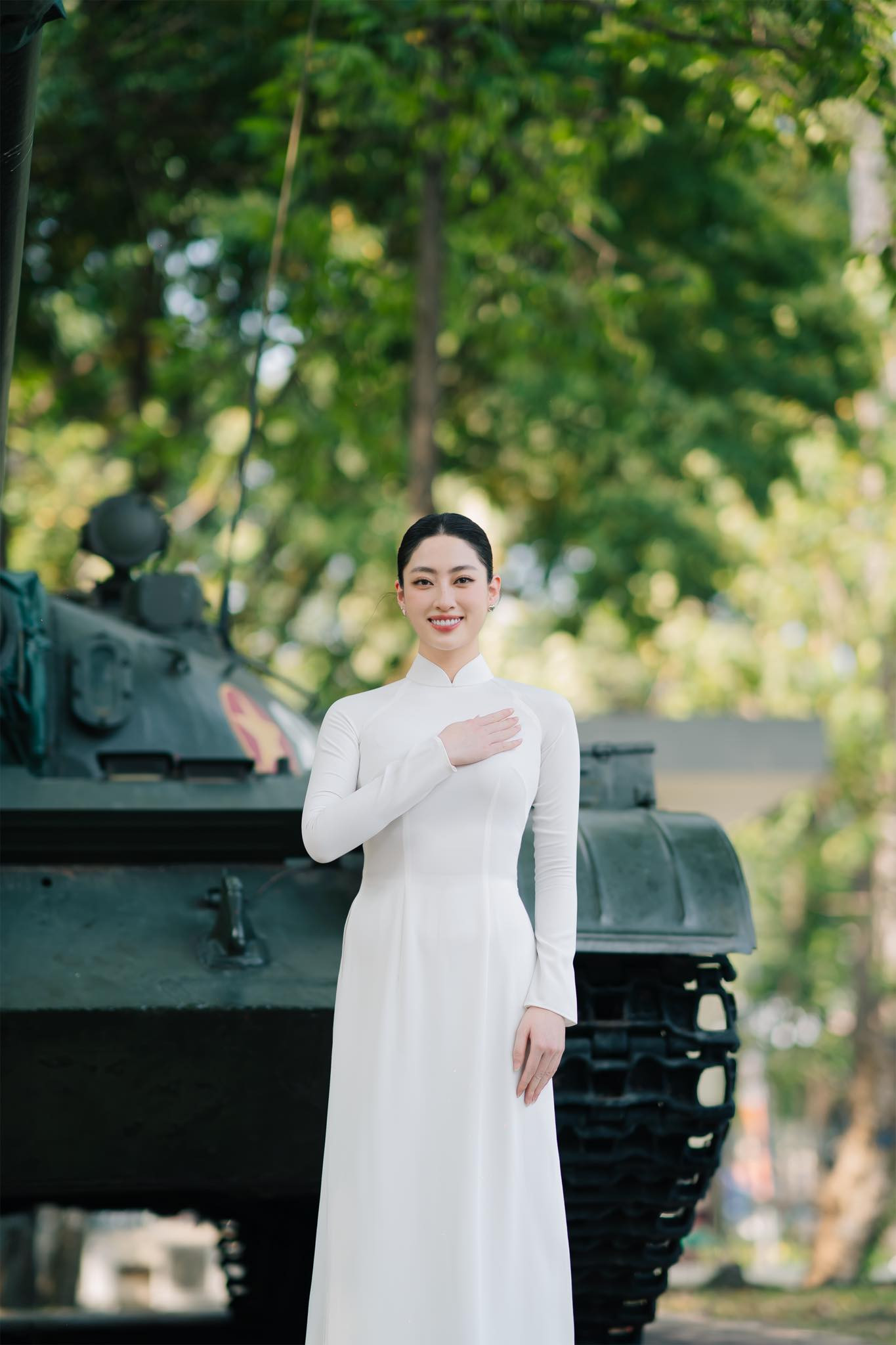 "Nếu tự hào có màu sắc. Thì đó chính là màu cờ đỏ sao vàng”, Lương Thùy Linh chia sẻ.