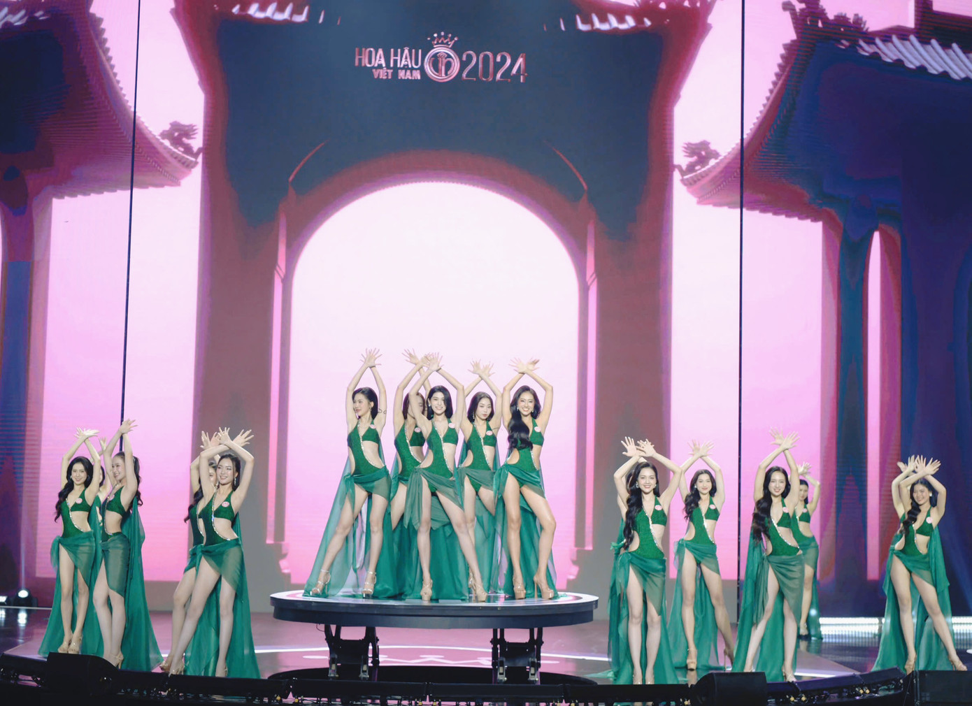 Sau màn đồng diễn áo dài và hô tên trên nền nhạc Việt Nam hào quang rực sáng, 41 thí sinh Hoa hậu Việt Nam bước vào màn trình diễn áo tắm. Các thí sinh mặc thiết kế liền mảnh, cut-out khoe khéo hình thể quyến rũ.