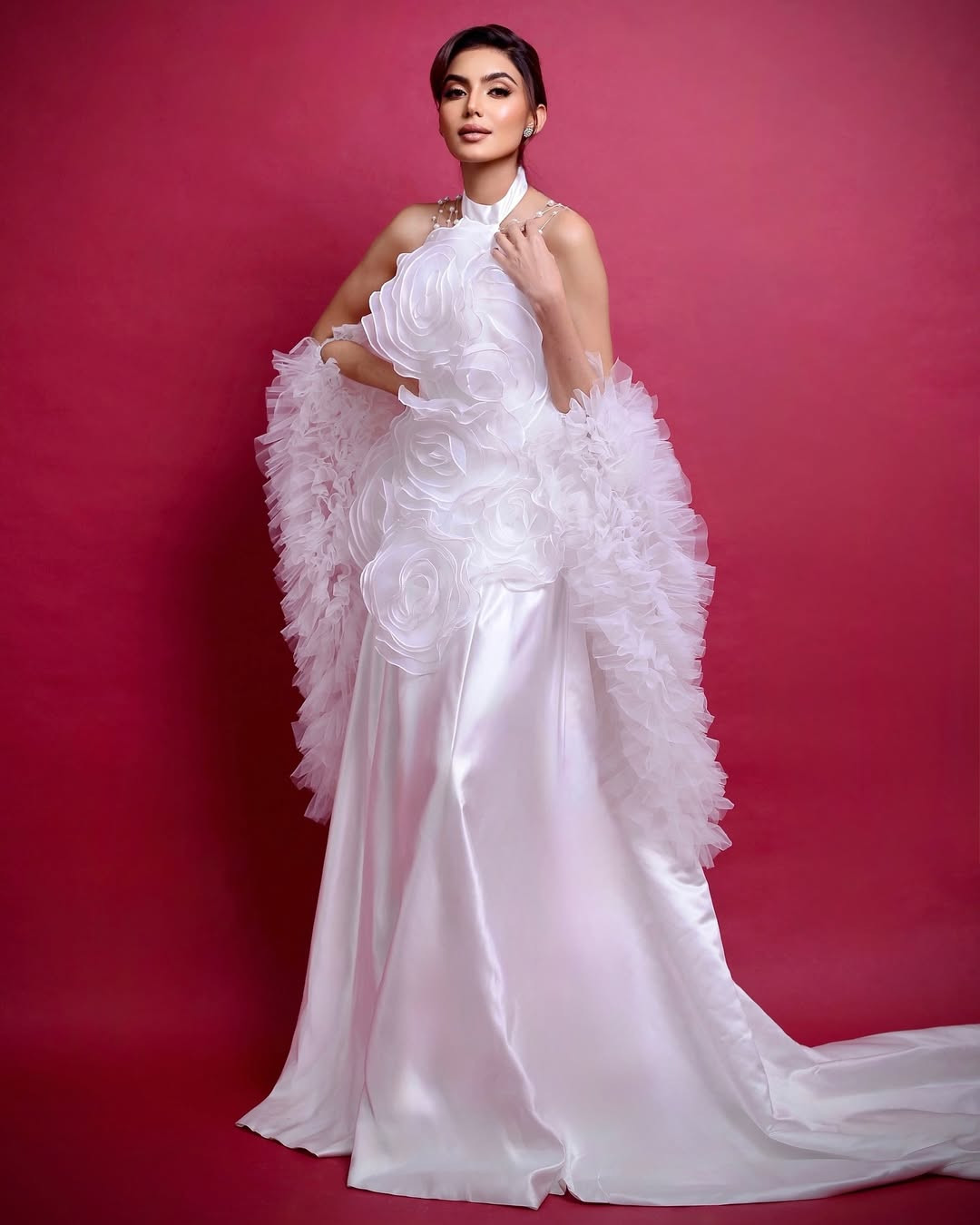 Đại diện Malaysia - Saroop Roshi - cuốn hút với vẻ đẹp lai ngọt ngào, hiện đại. Cô là nhà tâm lý học, người mẫu, huấn luyện viên sức khỏe tinh thần. Roshi thành lập tổ chức Unmask Yourself, tích cực hỗ trợ và thúc đẩy các chương trình phòng ngừa tự tử, đồng thời nhấn mạnh tầm quan trọng của việc cởi mở trong các vấn đề liên quan đến sức khỏe tâm thần.