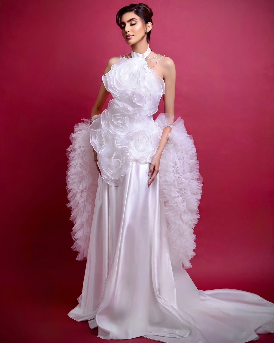 Đại diện Malaysia - Saroop Roshi - cuốn hút với vẻ đẹp lai ngọt ngào, hiện đại. Cô là nhà tâm lý học, người mẫu, huấn luyện viên sức khỏe tinh thần. Roshi thành lập tổ chức Unmask Yourself, tích cực hỗ trợ và thúc đẩy các chương trình phòng ngừa tự tử, đồng thời nhấn mạnh tầm quan trọng của việc cởi mở trong các vấn đề liên quan đến sức khỏe tâm thần.