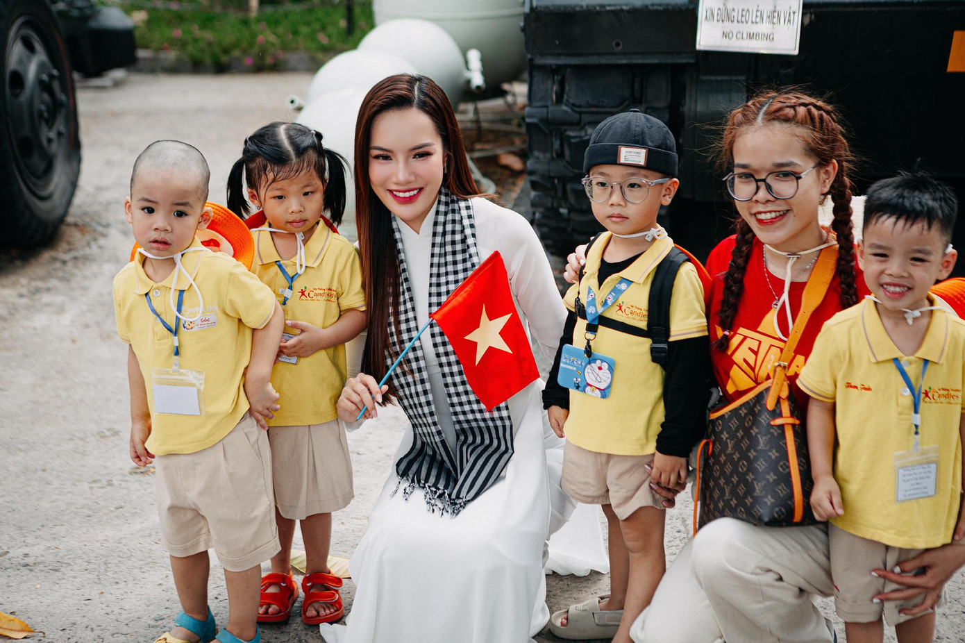 "30/4 - Ngày non sông liền một dải, đất nước nở hoa trong tiếng ca tự do. Tự hào được sinh ra giữa những mùa hòa bình, Hoàng Phương luôn khắc ghi những hy sinh thầm lặng của cha ông. Sẽ mãi nỗ lực từng ngày, sống xứng đáng với những ước mơ còn dang dở, với những hy vọng gửi gắm từ một thời lửa đạn. Tổ quốc trong tim, yêu thương trong từng nhịp thở", Lê Hoàng Phương chia sẻ.