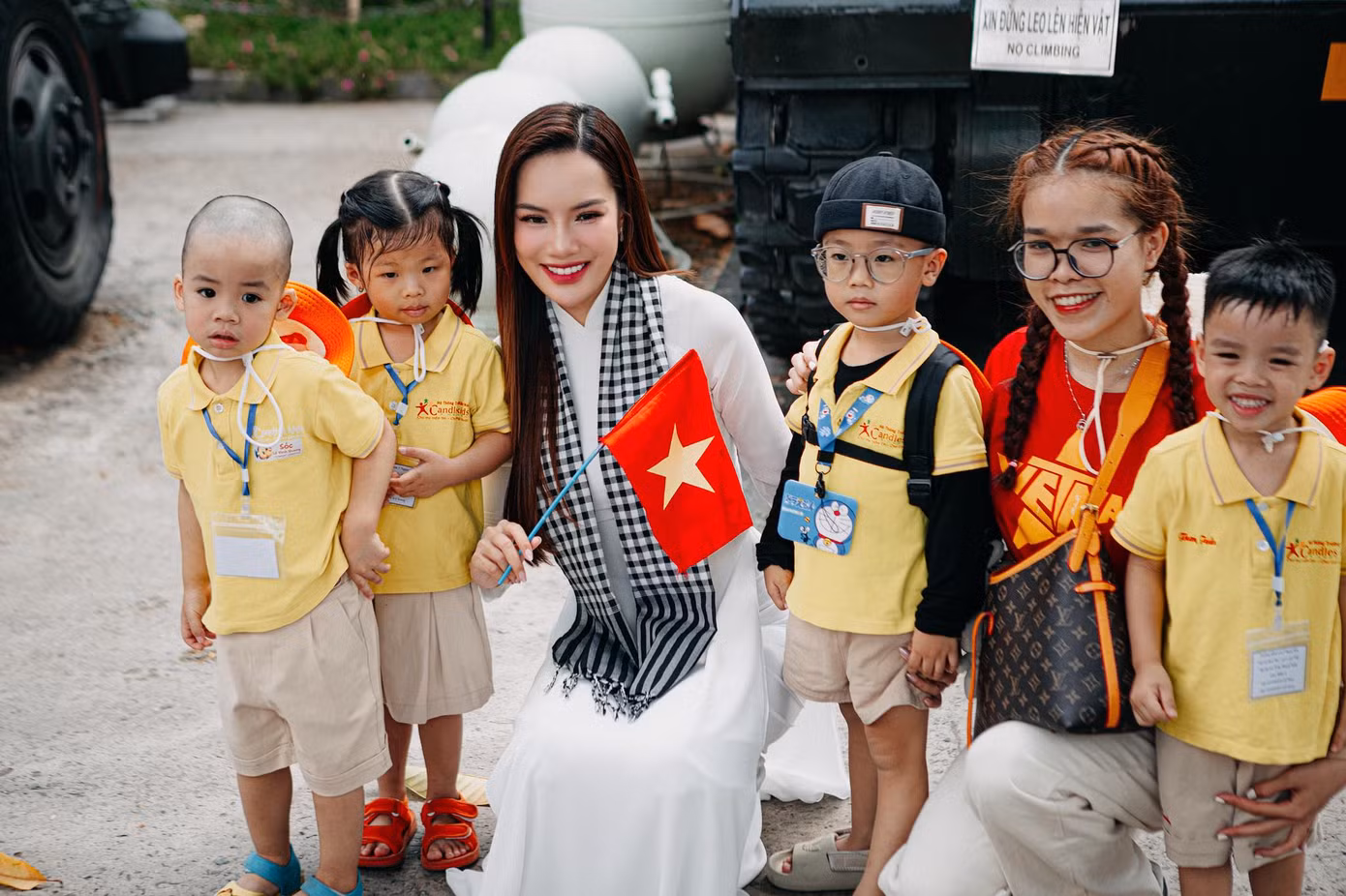 "30/4 - Ngày non sông liền một dải, đất nước nở hoa trong tiếng ca tự do. Tự hào được sinh ra giữa những mùa hòa bình, Hoàng Phương luôn khắc ghi những hy sinh thầm lặng của cha ông. Sẽ mãi nỗ lực từng ngày, sống xứng đáng với những ước mơ còn dang dở, với những hy vọng gửi gắm từ một thời lửa đạn. Tổ quốc trong tim, yêu thương trong từng nhịp thở", Lê Hoàng Phương chia sẻ.