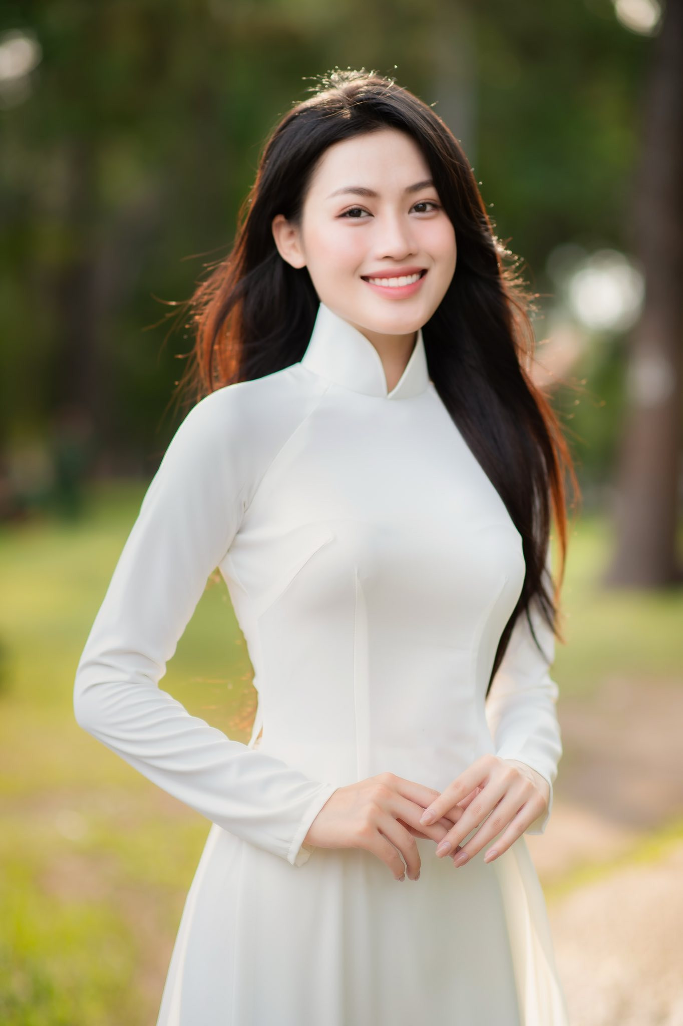 Á hậu Minh Thư nền nã với áo dài trắng trong bộ ảnh được thực hiện ở Dinh Độc Lập.