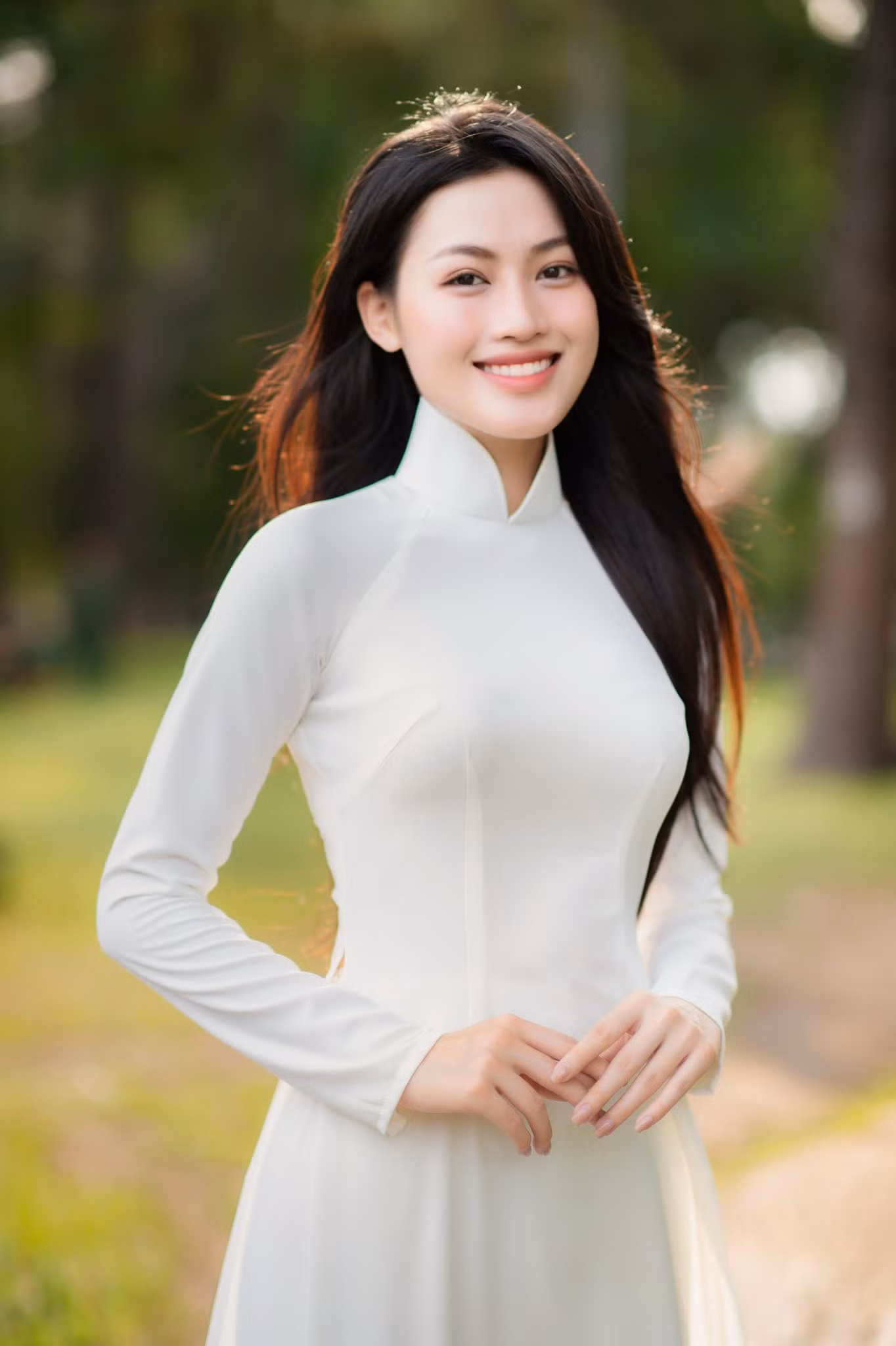 Á hậu Minh Thư nền nã với áo dài trắng trong bộ ảnh được thực hiện ở Dinh Độc Lập.