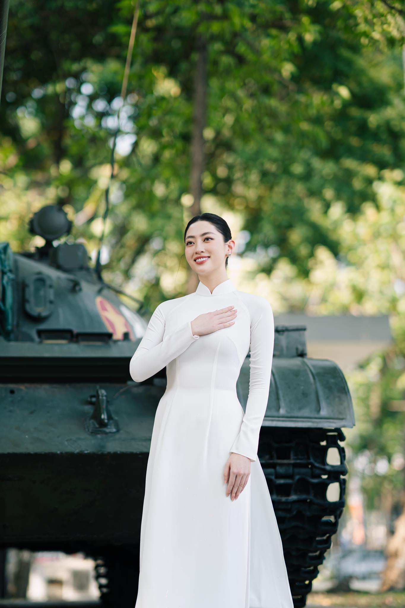 "Nếu tự hào có màu sắc. Thì đó chính là màu cờ đỏ sao vàng”, Lương Thùy Linh chia sẻ.