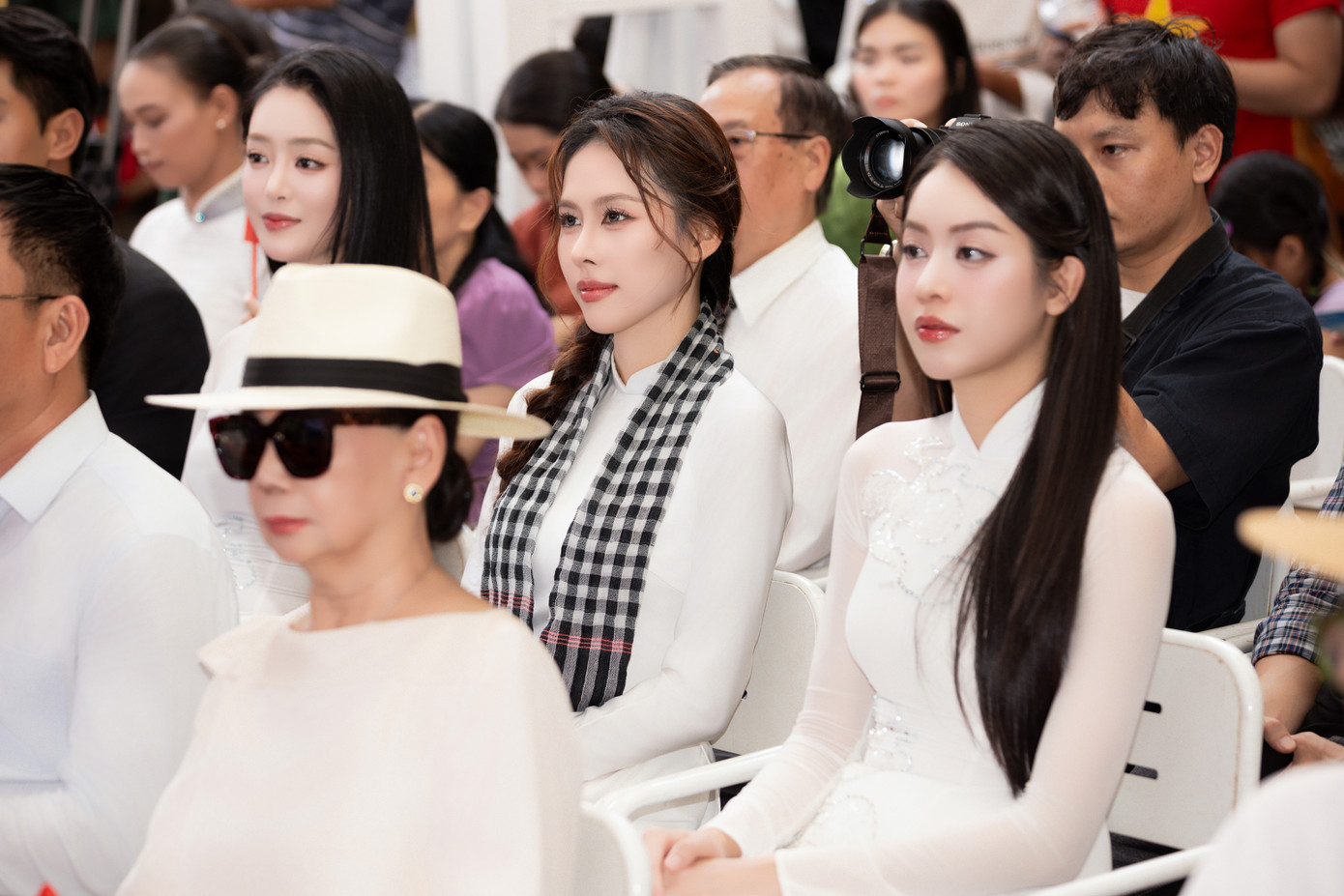 Hoa hậu Thanh Thủy và các á hậu mặc áo dài trắng nền nã khi tham gia chương trình.