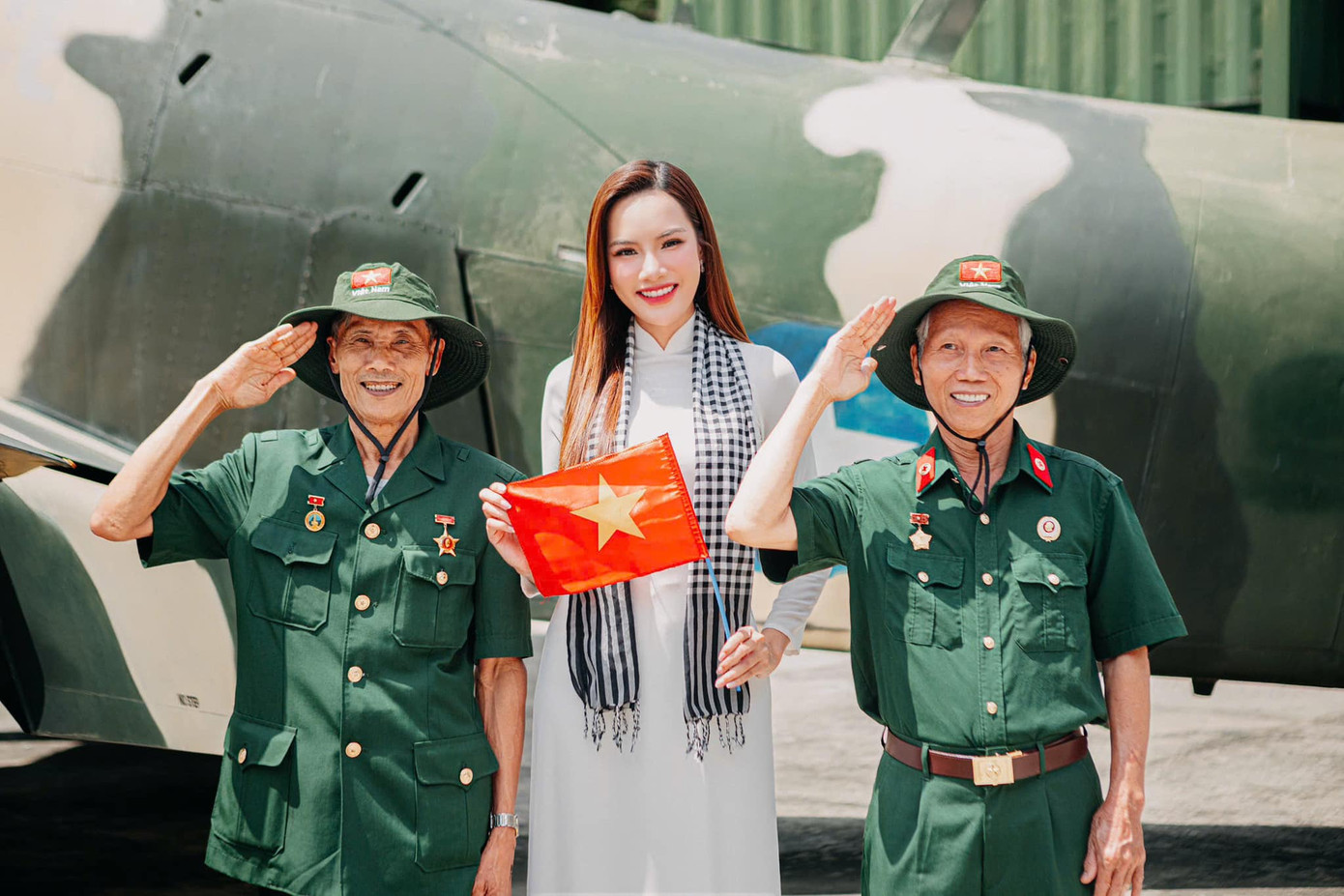 Hoa hậu Hòa bình Việt Nam 2023 - Lê Hoàng Phương - thực hiện bộ ảnh tại Bảo tàng Chứng tích Chiến tranh, TPHCM. Trong tà áo dài trắng tinh khôi, chiếc khăn rằn thân thương, cùng lá cờ đỏ sao vàng, cô gửi gắm thông điệp về lòng yêu nước, niềm tự hào dân tộc và sự trân trọng hòa bình.