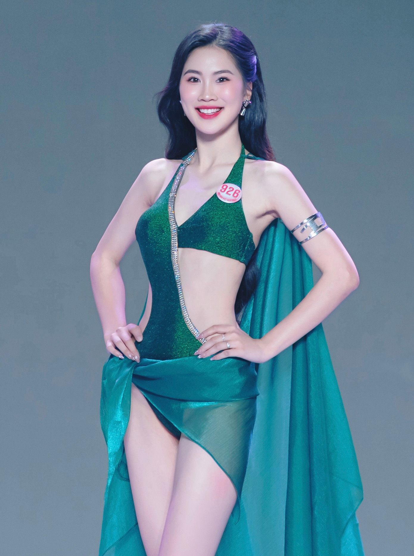 Thí sinh Nguyễn Thị Thu Hằng cao 1,75 m, nặng 51 kg, số đo ba vòng 78-59-91 cm.