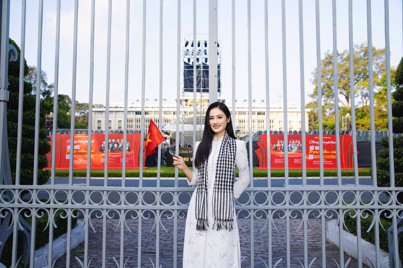 Hoa hậu Ý Nhi ghi lại nhiều khoảnh khắc với áo dài trắng và khăn rằn tại Dinh Độc Lập và UBND thành phố.