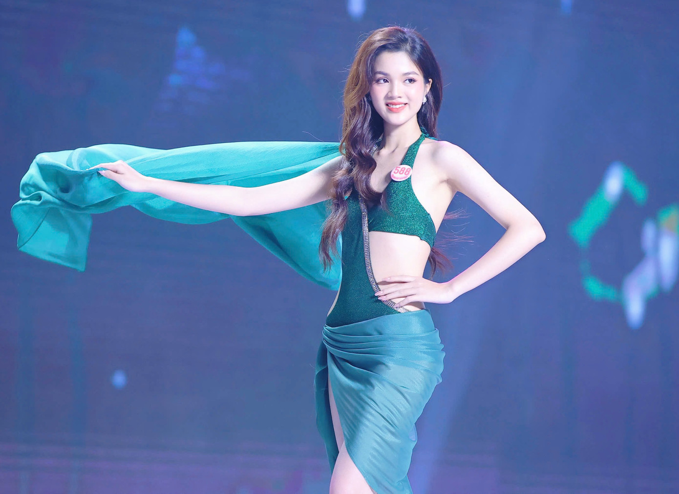 Thí sinh Trần Minh Thu cao 1,75 m, nặng 55 kg.