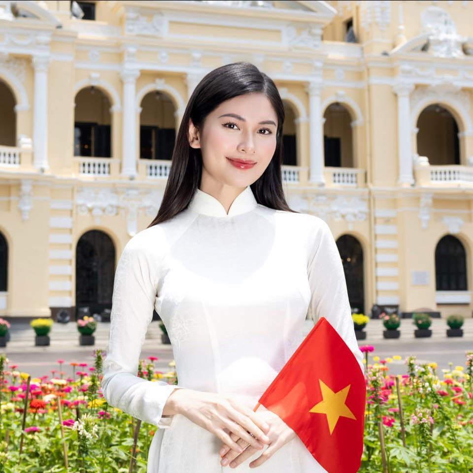 "Biết ơn vì hòa bình, biết ơn vì sinh ra là người Việt Nam", á hậu Thùy Dung chia sẻ.