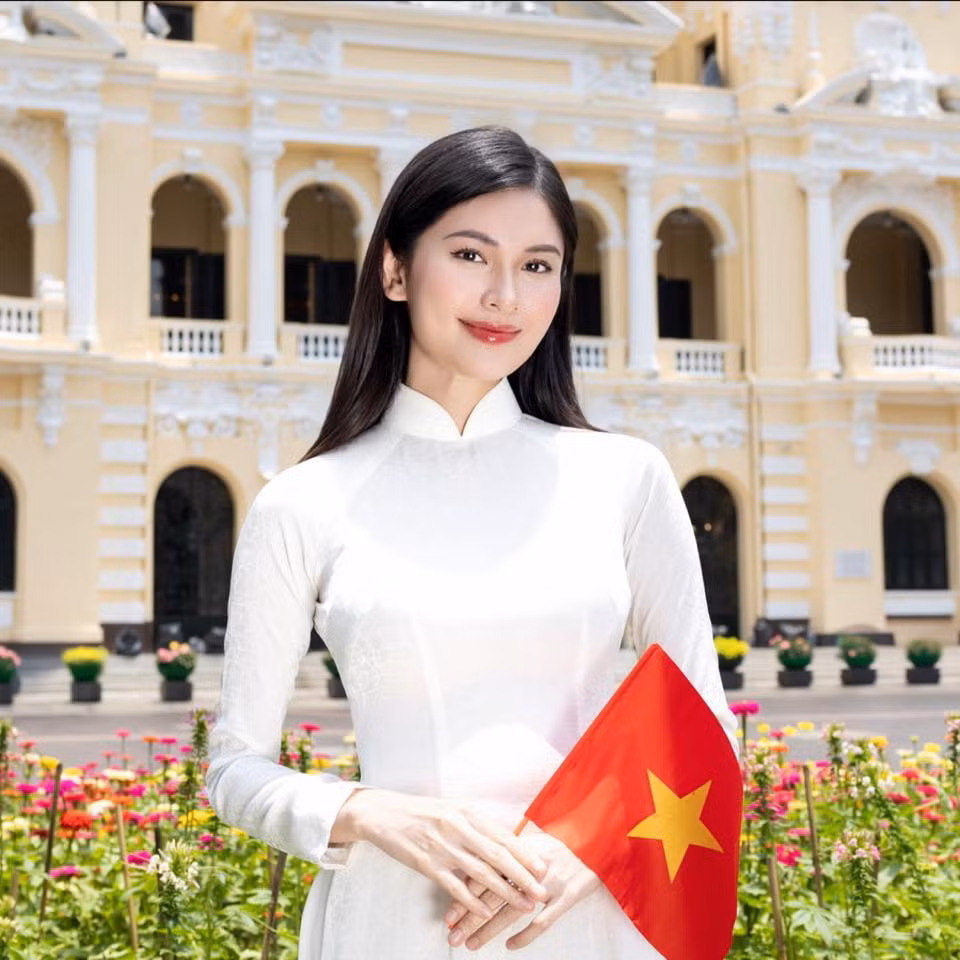 "Biết ơn vì hòa bình, biết ơn vì sinh ra là người Việt Nam", á hậu Thùy Dung chia sẻ.