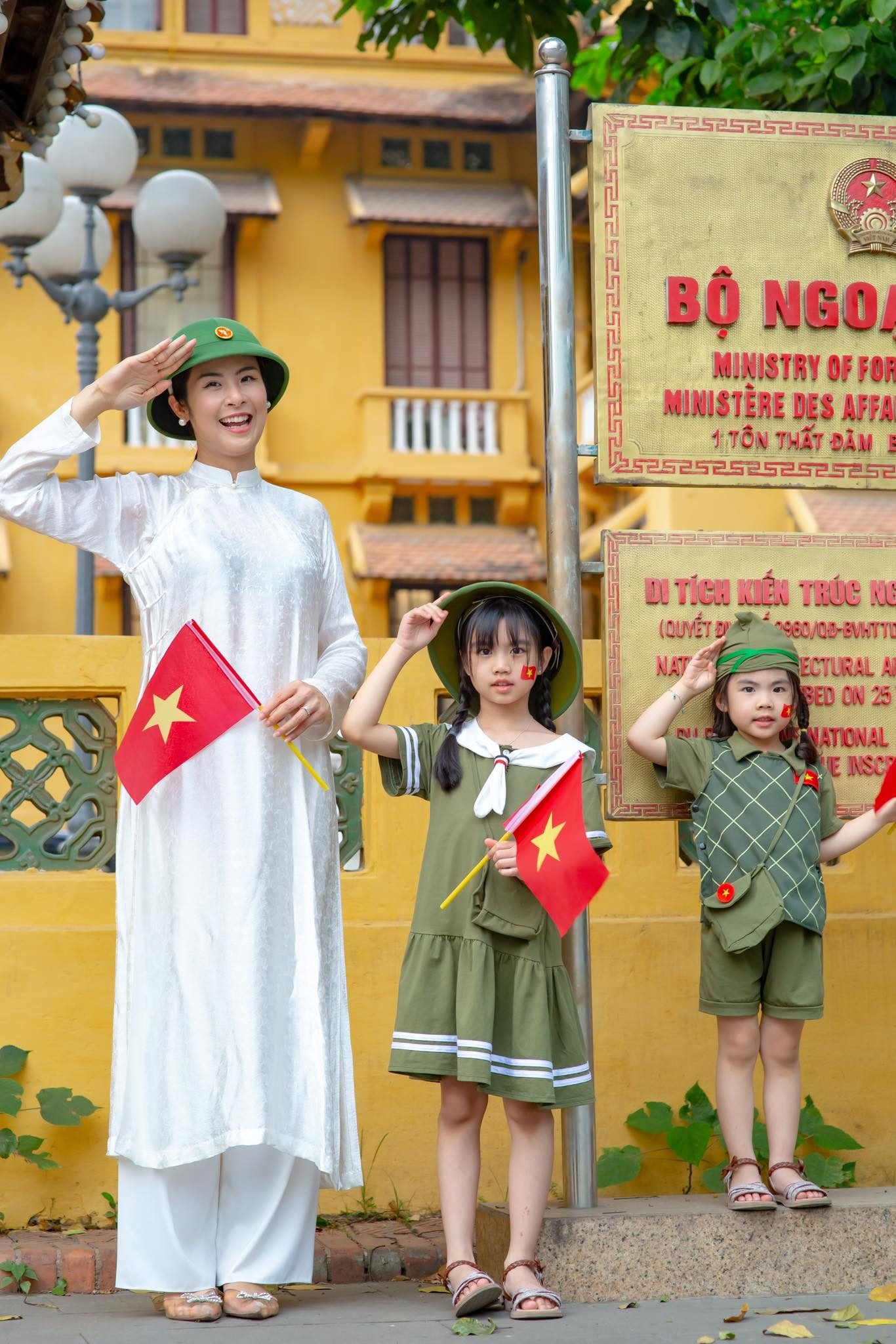 Hoa hậu Ngọc Hân thực hiện bộ ảnh đặc biệt cùng các em nhỏ.