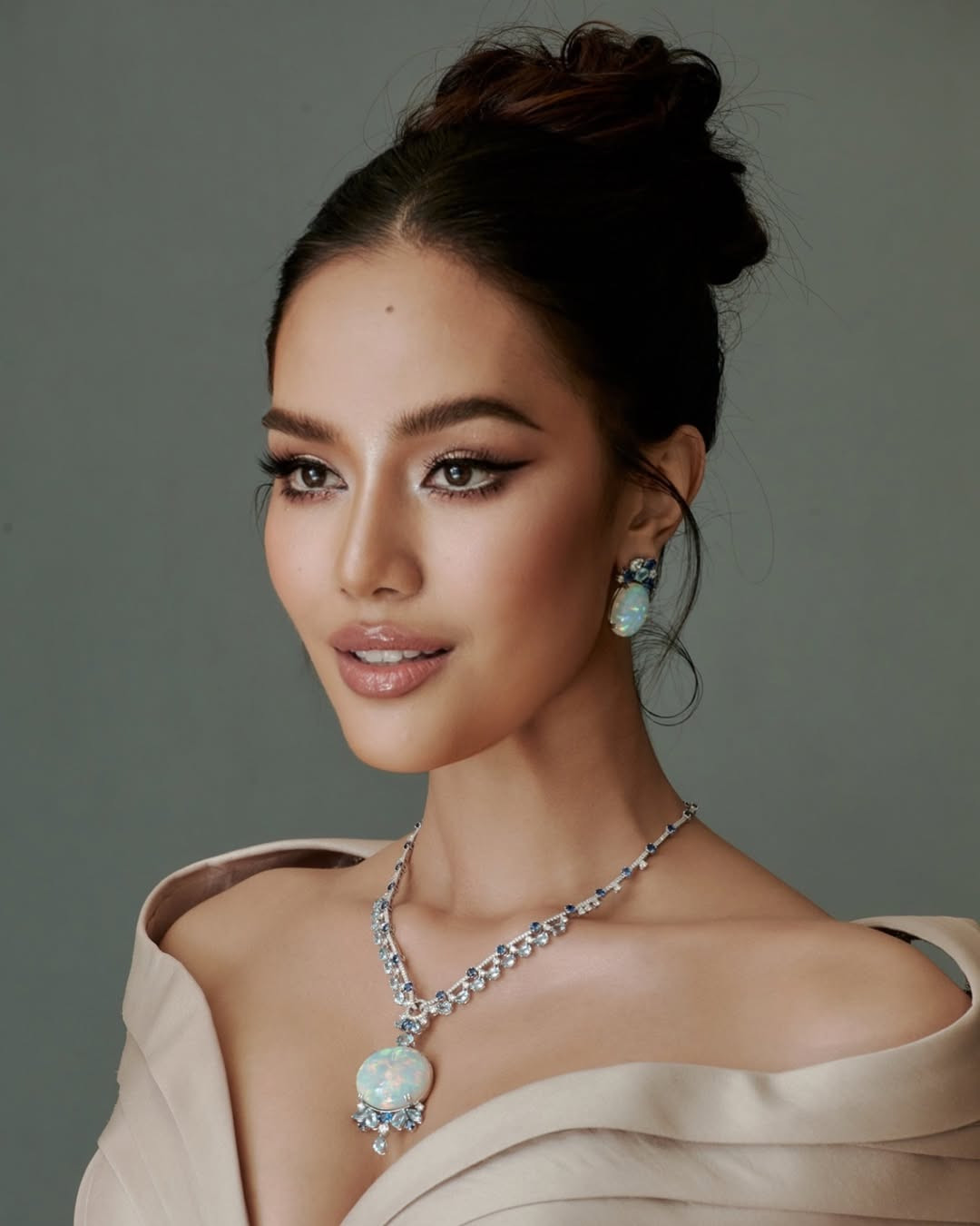 Chiều 22/4, công ty TPN Global tổ chức họp báo bổ nhiệm người đẹp Opal Suchata Chuangsri trở thành đại diện Thái Lan tại cuộc thi Hoa Hậu Thế giới 2025 ở Ấn Độ. Ngay sau đó, Opal đã bị tổ chức Hoa hậu Hoàn vũ tước danh hiệu á hậu 3. Cô đang được đánh giá là ứng viên sáng giá của khu vực châu Á. Opal năm nay 21 tuổi, là sinh viên Luật tại Đại học Thammasat, chuyên ngành Quan hệ Quốc tế. Người đẹp có chiều cao ấn tượng 1,8 m và thân hình thanh mảnh, quyến rũ. Cô có khả năng nói được tiếng Anh và tiếng Quan Thoại. Opal đang điều hành hoạt động kinh doanh khách sạn ở Phuket, Thái Lan.