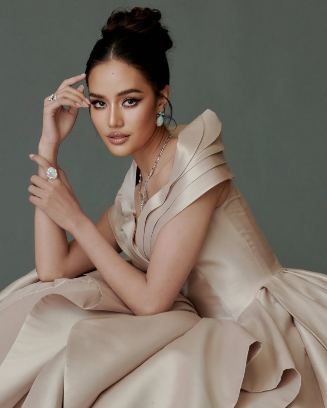 Chiều 22/4, công ty TPN Global tổ chức họp báo bổ nhiệm người đẹp Opal Suchata Chuangsri trở thành đại diện Thái Lan tại cuộc thi Hoa Hậu Thế giới 2025 ở Ấn Độ. Ngay sau đó, Opal đã bị tổ chức Hoa hậu Hoàn vũ tước danh hiệu á hậu 3. Cô đang được đánh giá là ứng viên sáng giá của khu vực châu Á. Opal năm nay 21 tuổi, là sinh viên Luật tại Đại học Thammasat, chuyên ngành Quan hệ Quốc tế. Người đẹp có chiều cao ấn tượng 1,8 m và thân hình thanh mảnh, quyến rũ. Cô có khả năng nói được tiếng Anh và tiếng Quan Thoại. Opal đang điều hành hoạt động kinh doanh khách sạn ở Phuket, Thái Lan.