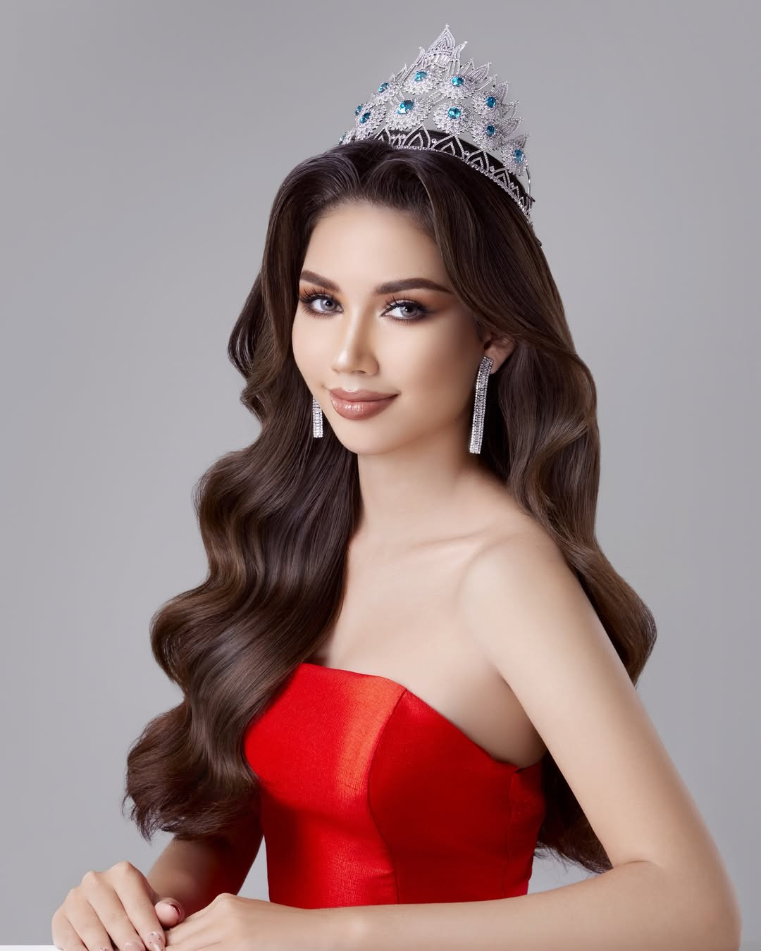 Đại diện Campuchia - Julia Russell - nhận được sự chú ý ở khu vực Đông Nam Á. Cô 18 tuổi, hiện là sinh viên, người mẫu. Julia mang hai dòng máu Khmer - Anh.