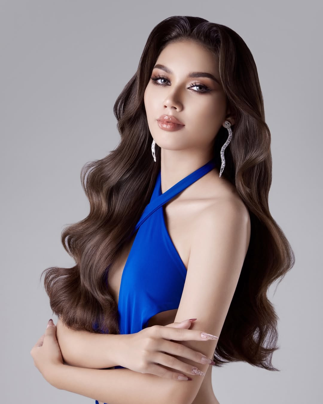 Julia có vẻ ngoài hiện đại, quyến rũ. Cô có niềm đam mê dành cho hoạt động xã hội và giáo dục. Julia nuôi dưỡng ước mơ trở thành luật sư, kết hợp hoài bão học tập với khát vọng tạo ra những thay đổi tích cực cho xã hội.