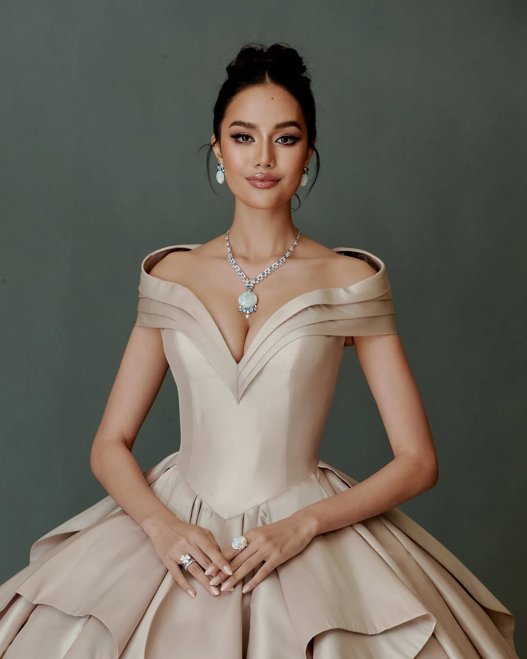 Chiều 22/4, công ty TPN Global tổ chức họp báo bổ nhiệm người đẹp Opal Suchata Chuangsri trở thành đại diện Thái Lan tại cuộc thi Hoa Hậu Thế giới 2025 ở Ấn Độ. Ngay sau đó, Opal đã bị tổ chức Hoa hậu Hoàn vũ tước danh hiệu á hậu 3. Cô đang được đánh giá là ứng viên sáng giá của khu vực châu Á. Opal năm nay 21 tuổi, là sinh viên Luật tại Đại học Thammasat, chuyên ngành Quan hệ Quốc tế. Người đẹp có chiều cao ấn tượng 1,8 m và thân hình thanh mảnh, quyến rũ. Cô có khả năng nói được tiếng Anh và tiếng Quan Thoại. Opal đang điều hành hoạt động kinh doanh khách sạn ở Phuket, Thái Lan.