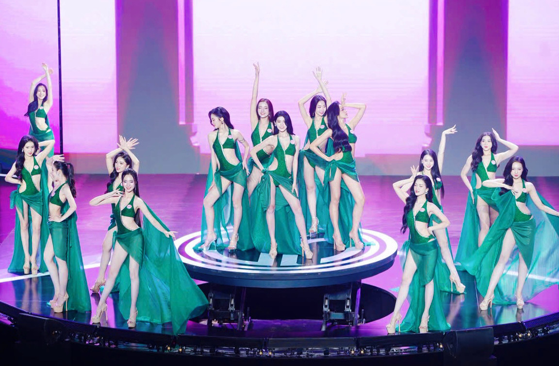 Các thí sinh trình diễn áo tắm trên nền nhạc Son.