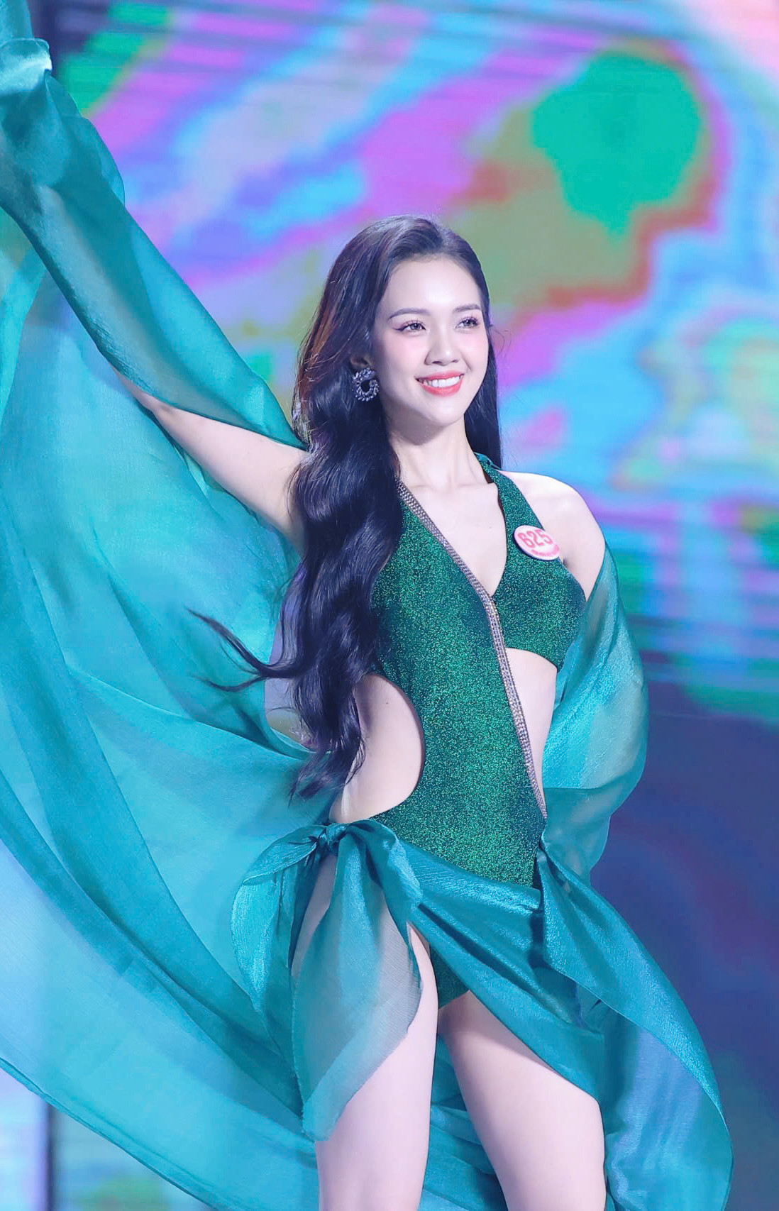 Thí sinh Nguyễn Hoàng Mỹ Vân cao 1,68 m, nặng 46 kg, số đo ba vòng 74-58-87 cm.