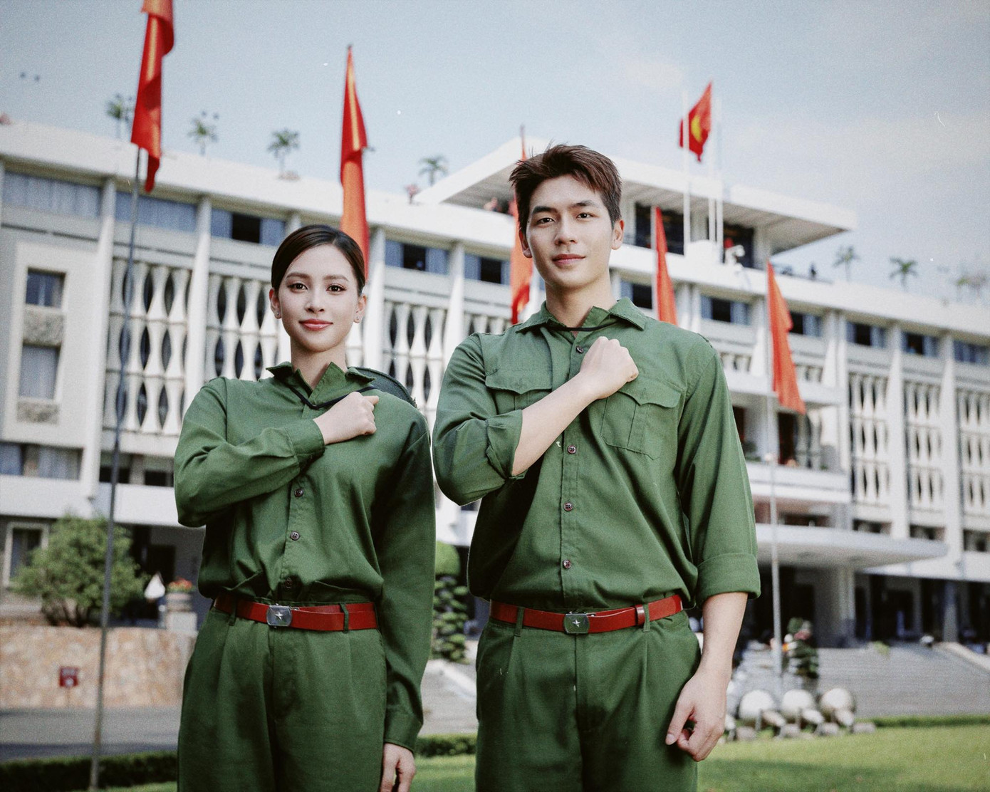 Hoa hậu Tiểu Vy, diễn viên Quốc Anh thực hiện bộ ảnh ở Dinh Độc Lập với trang phục bộ đội. Họ là cặp diễn viên ăn ý trong bộ phim Tết Bộ tứ báo thủ.