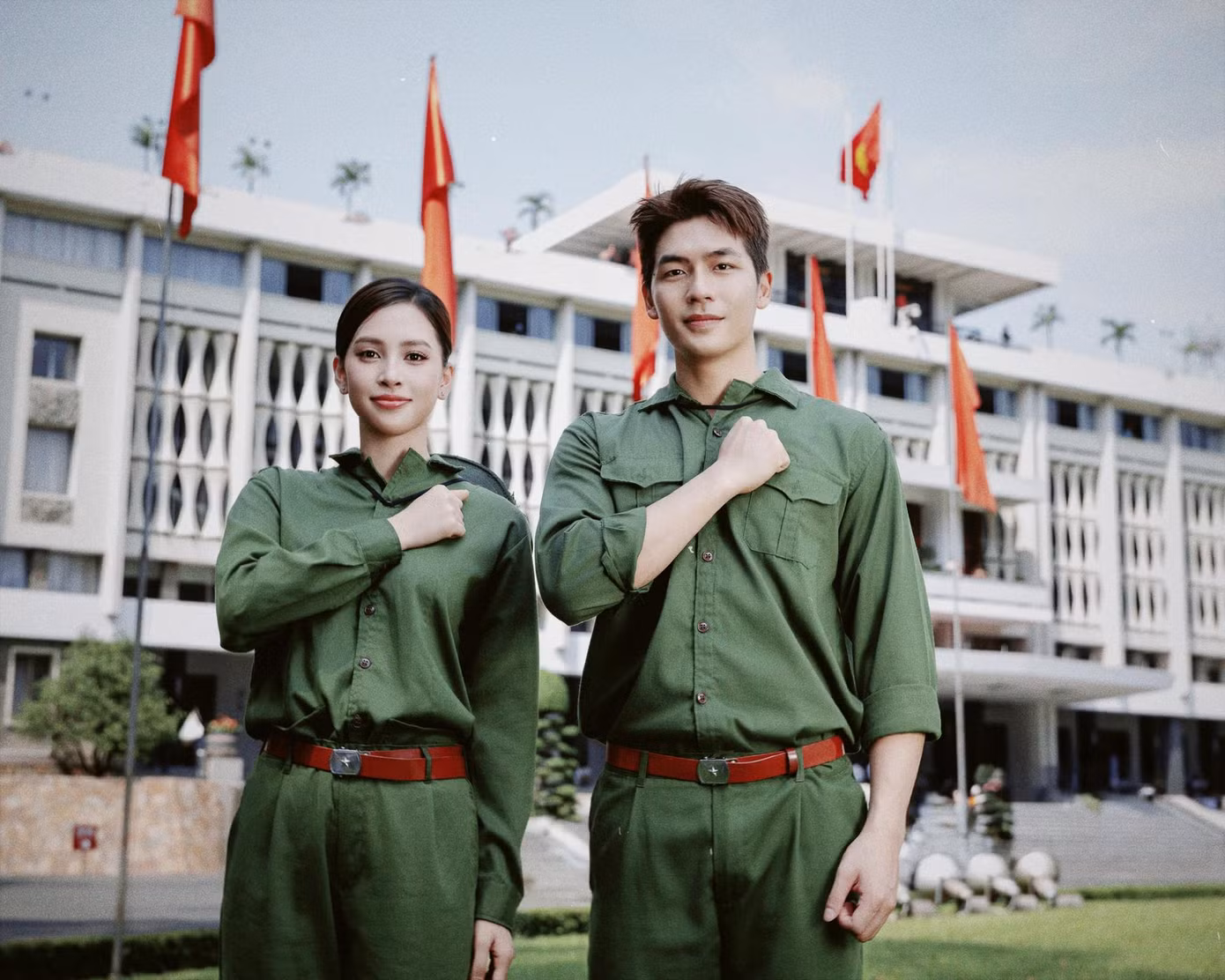 Hoa hậu Tiểu Vy, diễn viên Quốc Anh thực hiện bộ ảnh ở Dinh Độc Lập với trang phục bộ đội. Họ là cặp diễn viên ăn ý trong bộ phim Tết Bộ tứ báo thủ.
