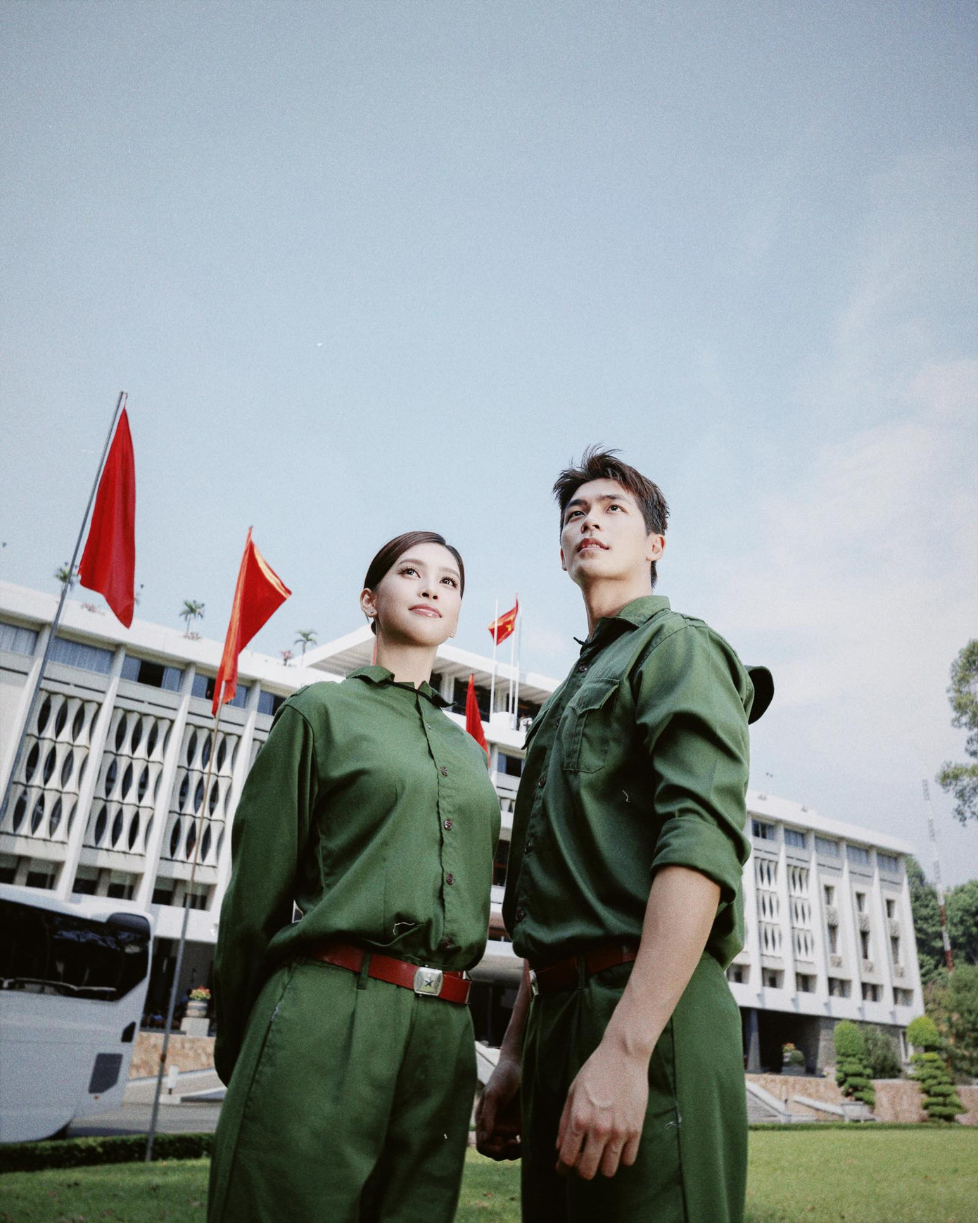 Hoa hậu Tiểu Vy, diễn viên Quốc Anh thực hiện bộ ảnh ở Dinh Độc Lập với trang phục bộ đội. Họ là cặp diễn viên ăn ý trong bộ phim Tết Bộ tứ báo thủ.