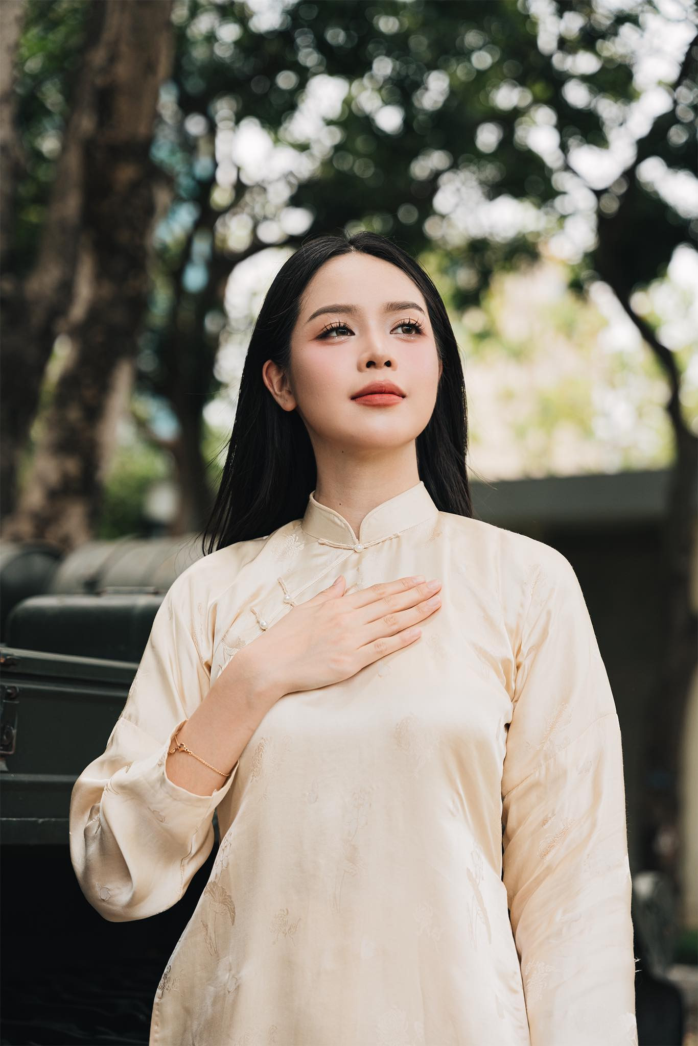 Hòa chung không khí chào mừng đại lễ 30/4, dàn hoa, á hậu mặc áo dài chụp ảnh ở nhiều địa điểm lịch sử, thể hiện tinh thần yêu nước. Hoa hậu Thanh Thủy chọn áo dài tông màu vàng nền nã. Cô chia sẻ niềm tự hào khi chụp ảnh cùng lá cờ đỏ sao vàng.