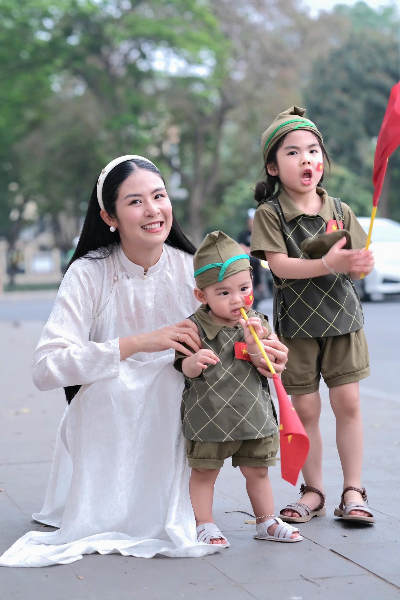 "Hòa bình độc lập không dễ gì giành lấy được, có được rồi là những búp măng non quyết tâm giữ vững", Ngọc Hân chia sẻ.