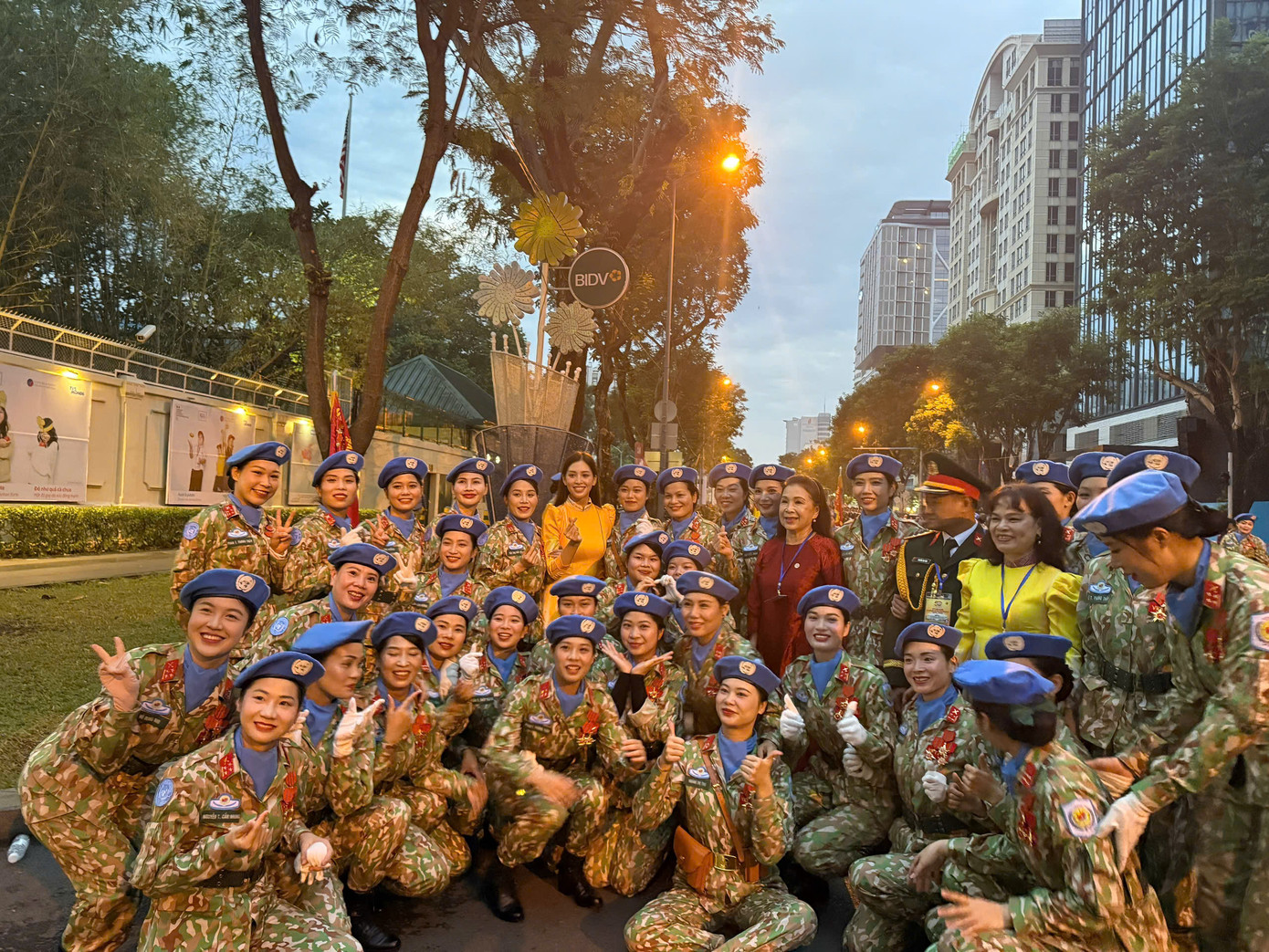 Tiểu Vy chia sẻ: “Trong không khí rộn ràng của lễ kỷ niệm 50 năm ngày giải phóng miền Nam, thống nhất đất nước, tôi cảm thấy trái tim mình tràn đầy niềm tự hào. Tôi được hòa mình vào dòng chảy văn hóa và lịch sử của dân tộc. Mỗi bước đi trên đường phố, tôi cảm nhận được tình yêu Tổ quốc từ người dân, tiếng vỗ tay và những tiếng hò reo cổ vũ tạo nên bầu không khí sôi động, ấm áp. Khoảnh khắc này không chỉ là kỷ niệm đáng nhớ trong cuộc đời tôi mà còn là động lực để tôi tiếp tục phấn đấu và cống hiến cho quê hương”.