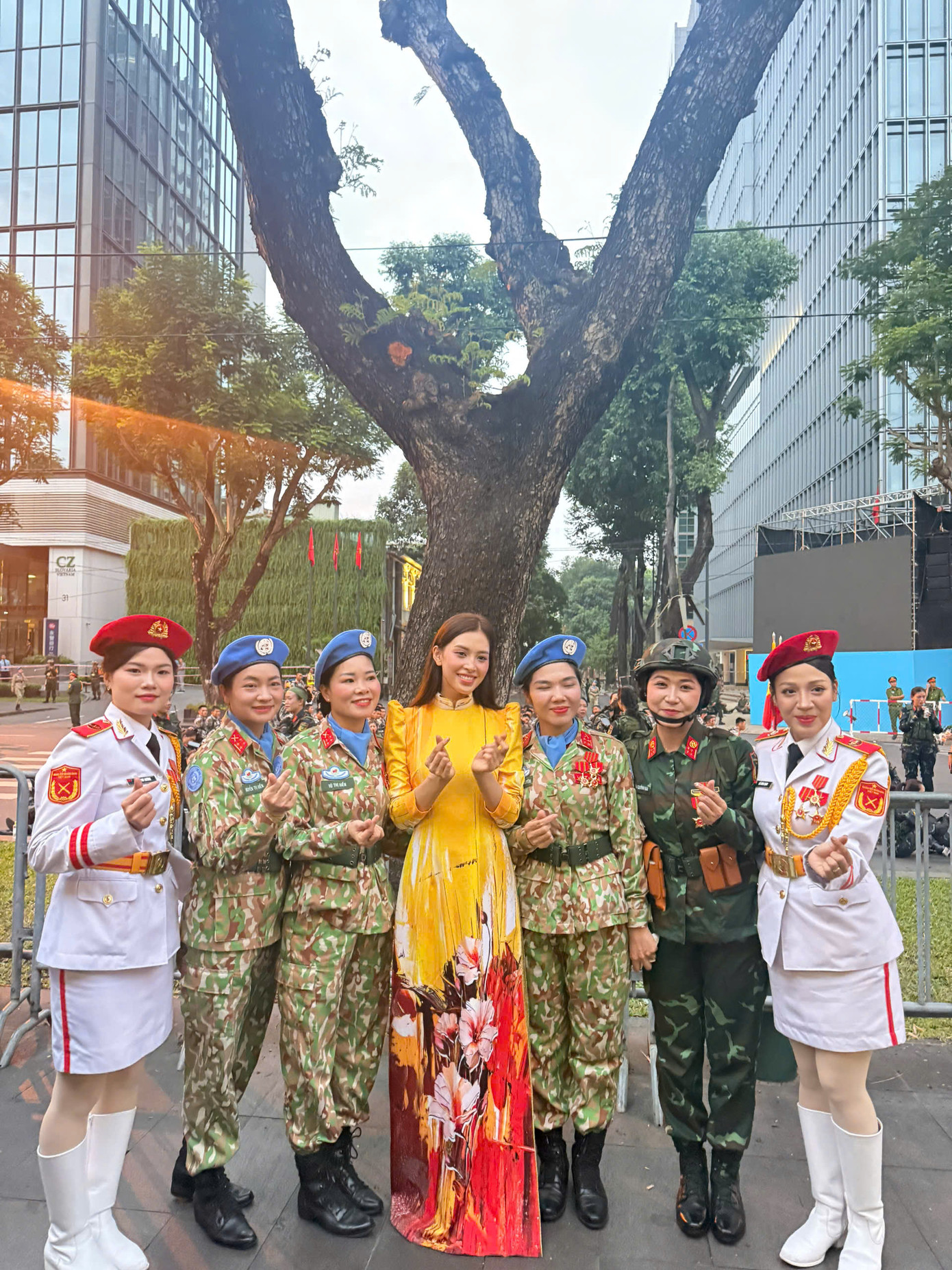 Dàn hoa hậu, nam vương cùng các nghệ sĩ diện áo dài truyền thống Việt Nam, thể hiện niềm hạnh phúc, háo hức trong hoạt động chào mừng lễ kỷ niệm 50 năm ngày giải phóng miền Nam, thống nhất đất nước (30/4/1975-30/4/2025).