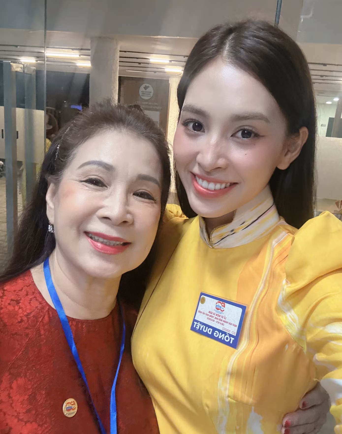 Hoa hậu Tiểu Vy gặp gỡ các hoa hậu và nhiều nghệ sĩ tại buổi tổng duyệt.