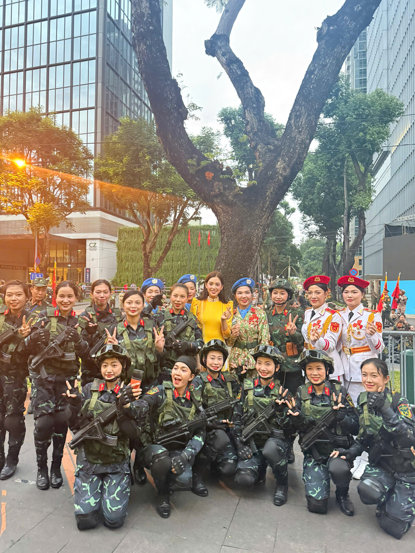 Trên trang cá nhân, Tiểu Vy liên tục chia sẻ hình ảnh kỷ niệm với dàn nghệ sĩ cùng các khối quân đội. Dịp này, Tiểu Vy tham gia nhiều hoạt động ý nghĩa hướng đến lễ kỷ niệm 50 năm ngày giải phóng miền Nam, thống nhất đất nước.