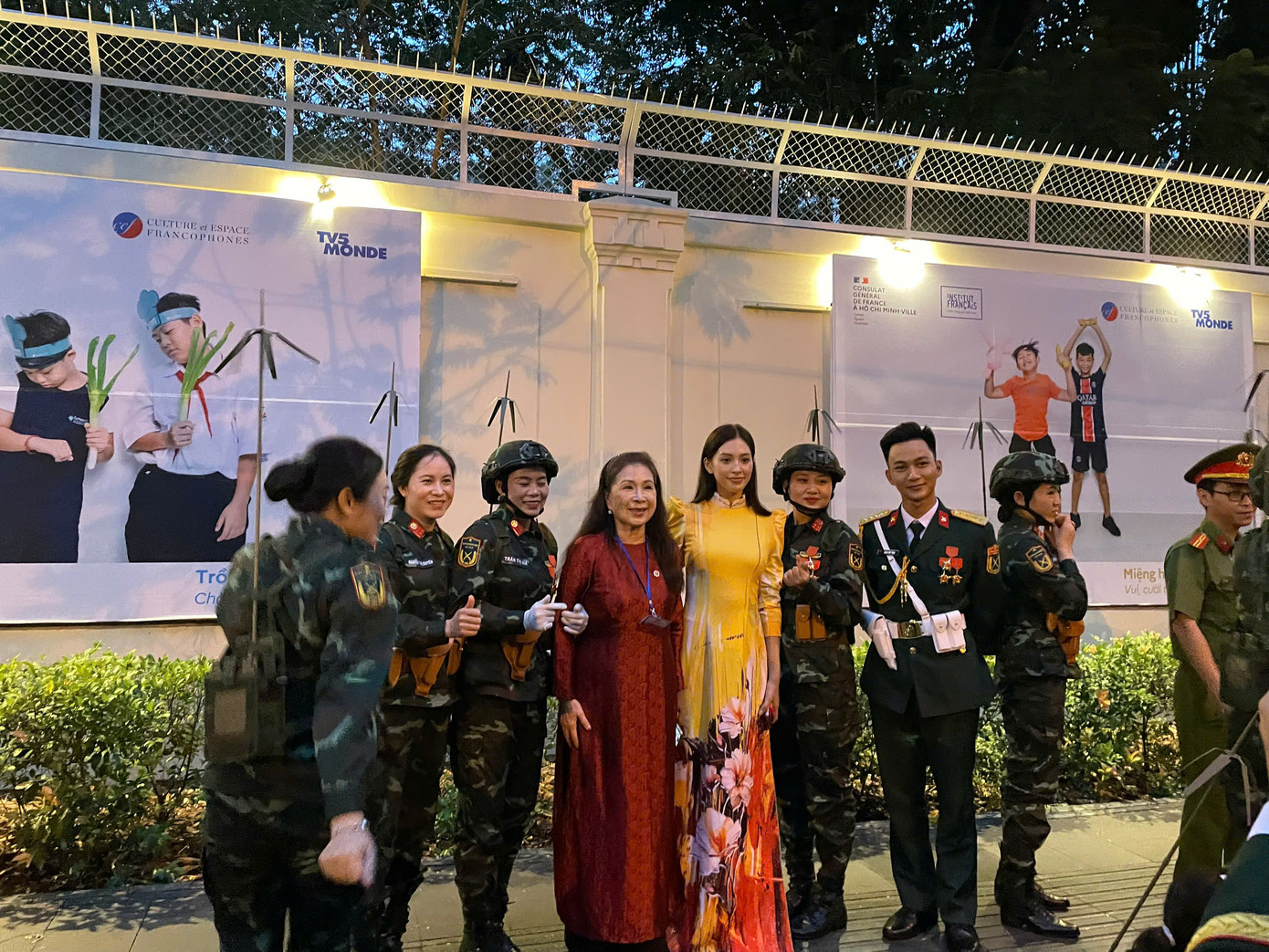 Tiểu Vy chia sẻ: “Trong không khí rộn ràng của lễ kỷ niệm 50 năm ngày giải phóng miền Nam, thống nhất đất nước, tôi cảm thấy trái tim mình tràn đầy niềm tự hào. Tôi được hòa mình vào dòng chảy văn hóa và lịch sử của dân tộc. Mỗi bước đi trên đường phố, tôi cảm nhận được tình yêu Tổ quốc từ người dân, tiếng vỗ tay và những tiếng hò reo cổ vũ tạo nên bầu không khí sôi động, ấm áp. Khoảnh khắc này không chỉ là kỷ niệm đáng nhớ trong cuộc đời tôi mà còn là động lực để tôi tiếp tục phấn đấu và cống hiến cho quê hương”.