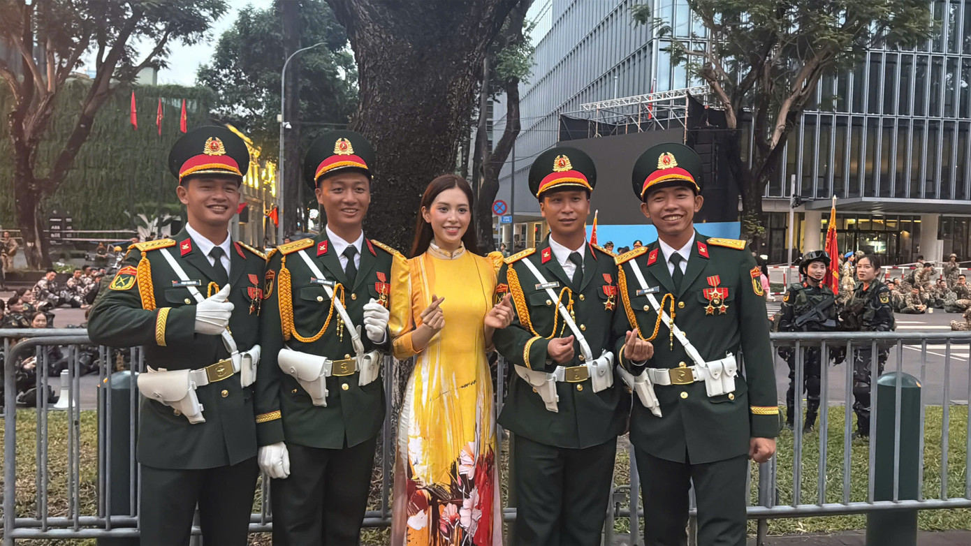 Trên trang cá nhân, Tiểu Vy liên tục chia sẻ hình ảnh kỷ niệm với dàn nghệ sĩ cùng các khối quân đội. Dịp này, Tiểu Vy tham gia nhiều hoạt động ý nghĩa hướng đến lễ kỷ niệm 50 năm ngày giải phóng miền Nam, thống nhất đất nước.