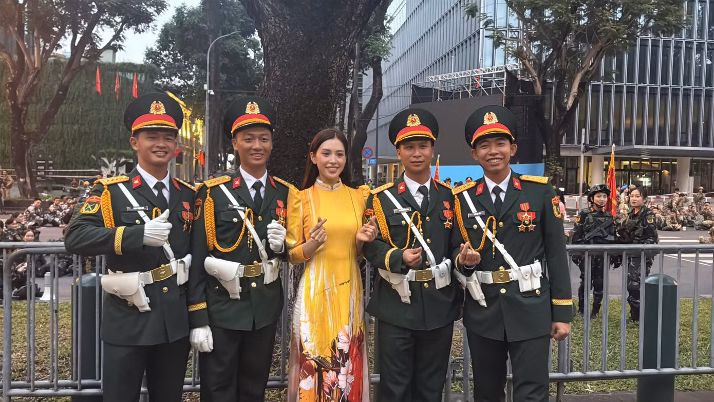 Trên trang cá nhân, Tiểu Vy liên tục chia sẻ hình ảnh kỷ niệm với dàn nghệ sĩ cùng các khối quân đội. Dịp này, Tiểu Vy tham gia nhiều hoạt động ý nghĩa hướng đến lễ kỷ niệm 50 năm ngày giải phóng miền Nam, thống nhất đất nước.