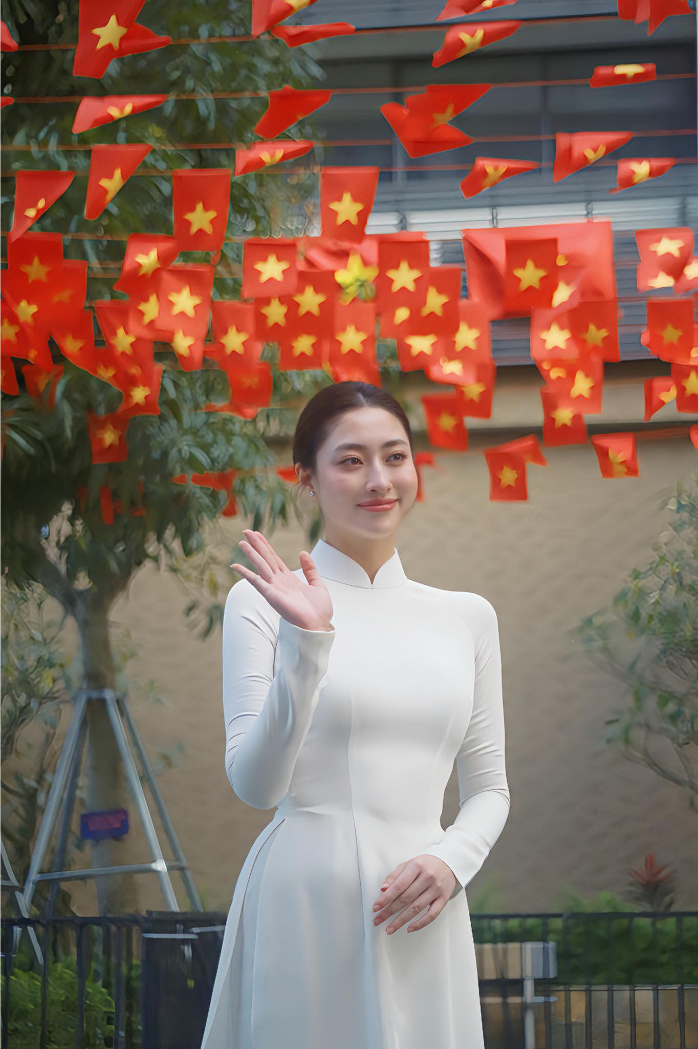 Trước đó, Lương Thùy Linh cũng thực hiện bộ ảnh nền nã với áo dài trắng để hướng về đại lễ 30/4.