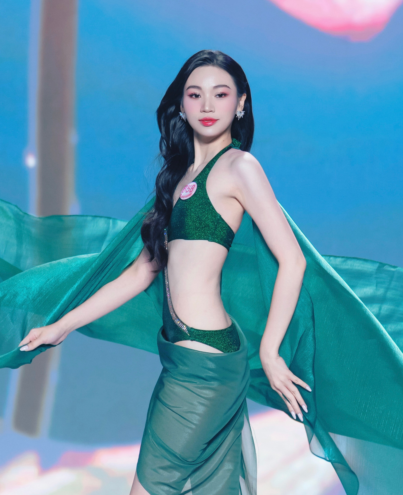 Thí sinh Trần Thị Huyền Cơ cao 1,72 m, nặng 51 kg, số đo ba vòng 78-57-89 cm.