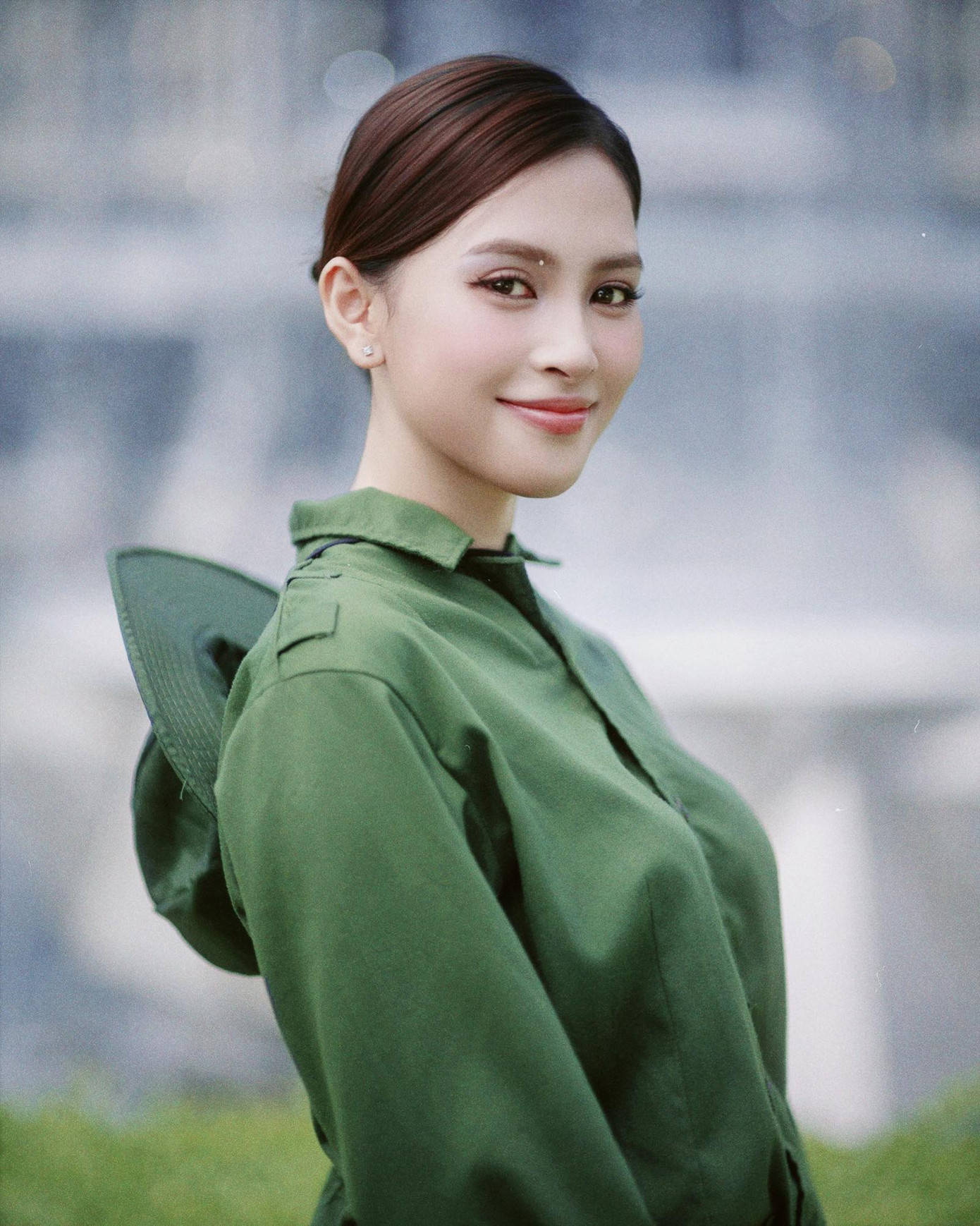 Hoa hậu Tiểu Vy là một trong những người đẹp tham gia khối nghệ sĩ tại lễ diễu binh, diễu hành cấp Nhà nước, nhân dịp kỷ niệm 50 năm ngày giải phóng miền Nam, thống nhất đất nước vào sáng 30/4.