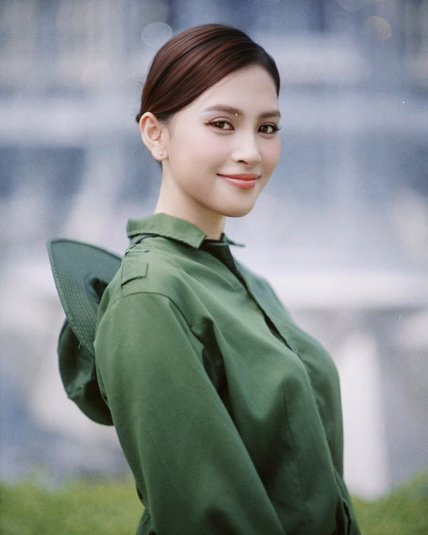 Hoa hậu Tiểu Vy là một trong những người đẹp tham gia khối nghệ sĩ tại lễ diễu binh, diễu hành cấp Nhà nước, nhân dịp kỷ niệm 50 năm ngày giải phóng miền Nam, thống nhất đất nước vào sáng 30/4.