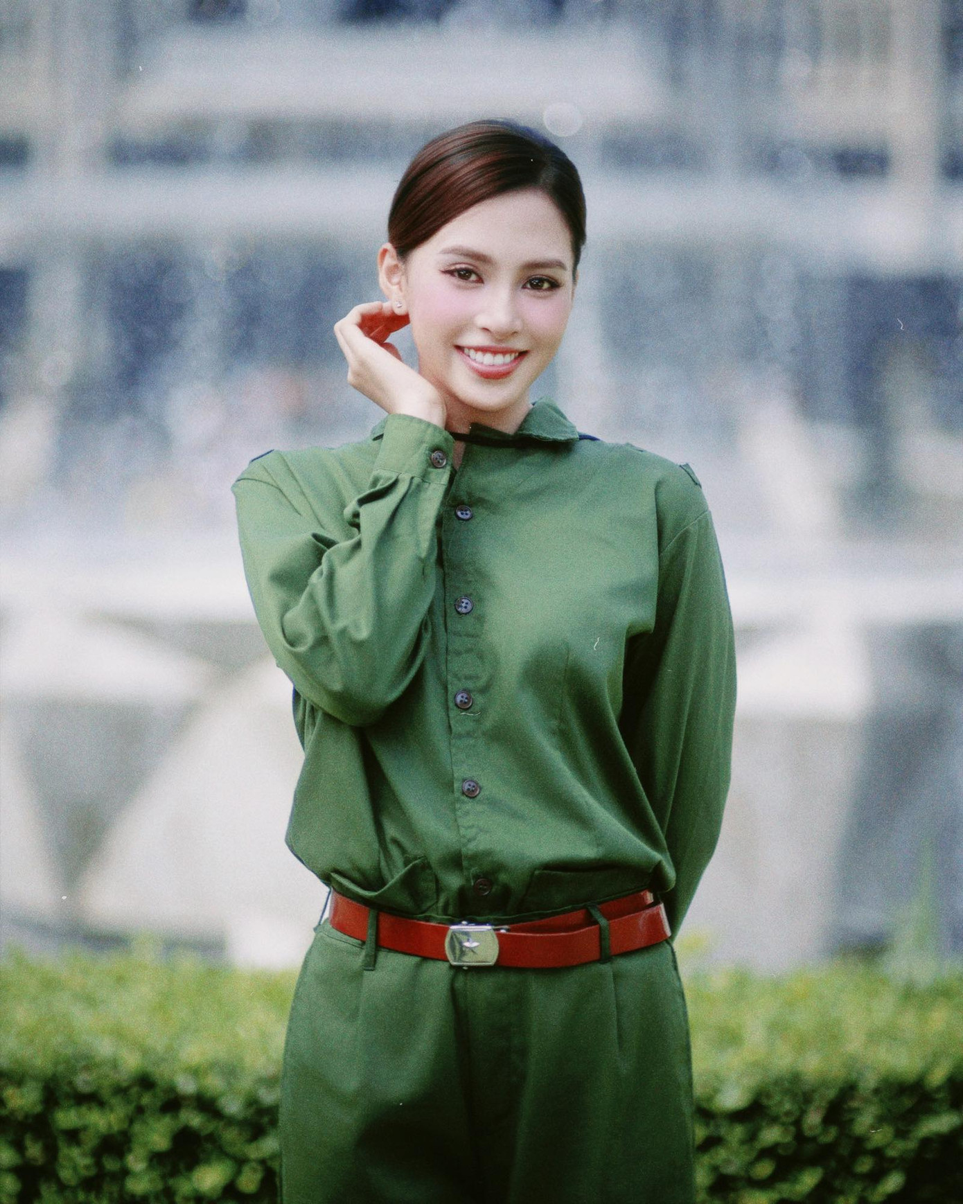 Hoa hậu Tiểu Vy là một trong những người đẹp tham gia khối nghệ sĩ tại lễ diễu binh, diễu hành cấp Nhà nước, nhân dịp kỷ niệm 50 năm ngày giải phóng miền Nam, thống nhất đất nước vào sáng 30/4.