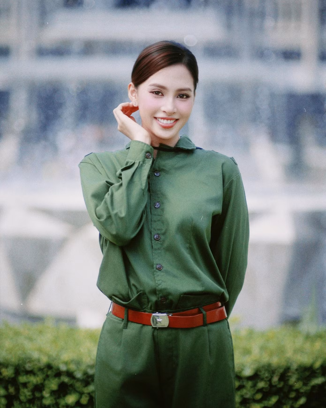 Hoa hậu Tiểu Vy là một trong những người đẹp tham gia khối nghệ sĩ tại lễ diễu binh, diễu hành cấp Nhà nước, nhân dịp kỷ niệm 50 năm ngày giải phóng miền Nam, thống nhất đất nước vào sáng 30/4.
